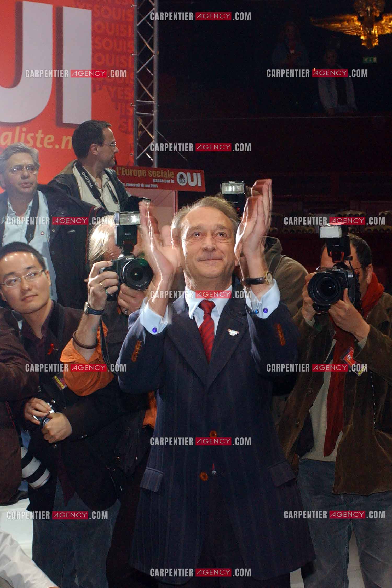 Grand meeting " OUI A L'EUROPE SOCIALE “ à Paris réunissant la Gauche le 18 Mai 2005.Arrivée de Bertrand Delanoë.