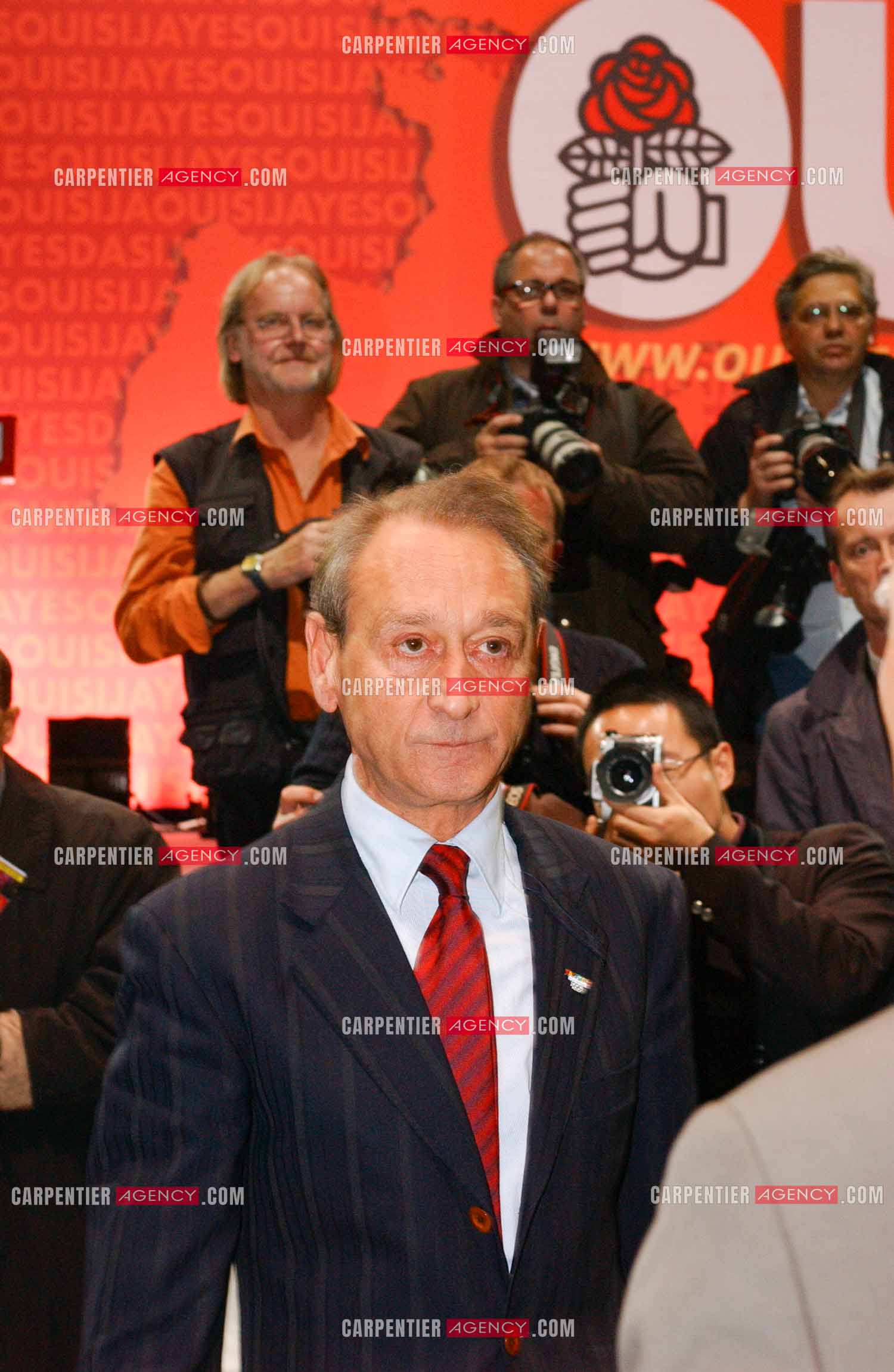 Grand meeting " OUI A L'EUROPE SOCIALE “ à Paris réunissant la Gauche le 18 Mai 2005. Arrivée de Bertrand Delanoë.