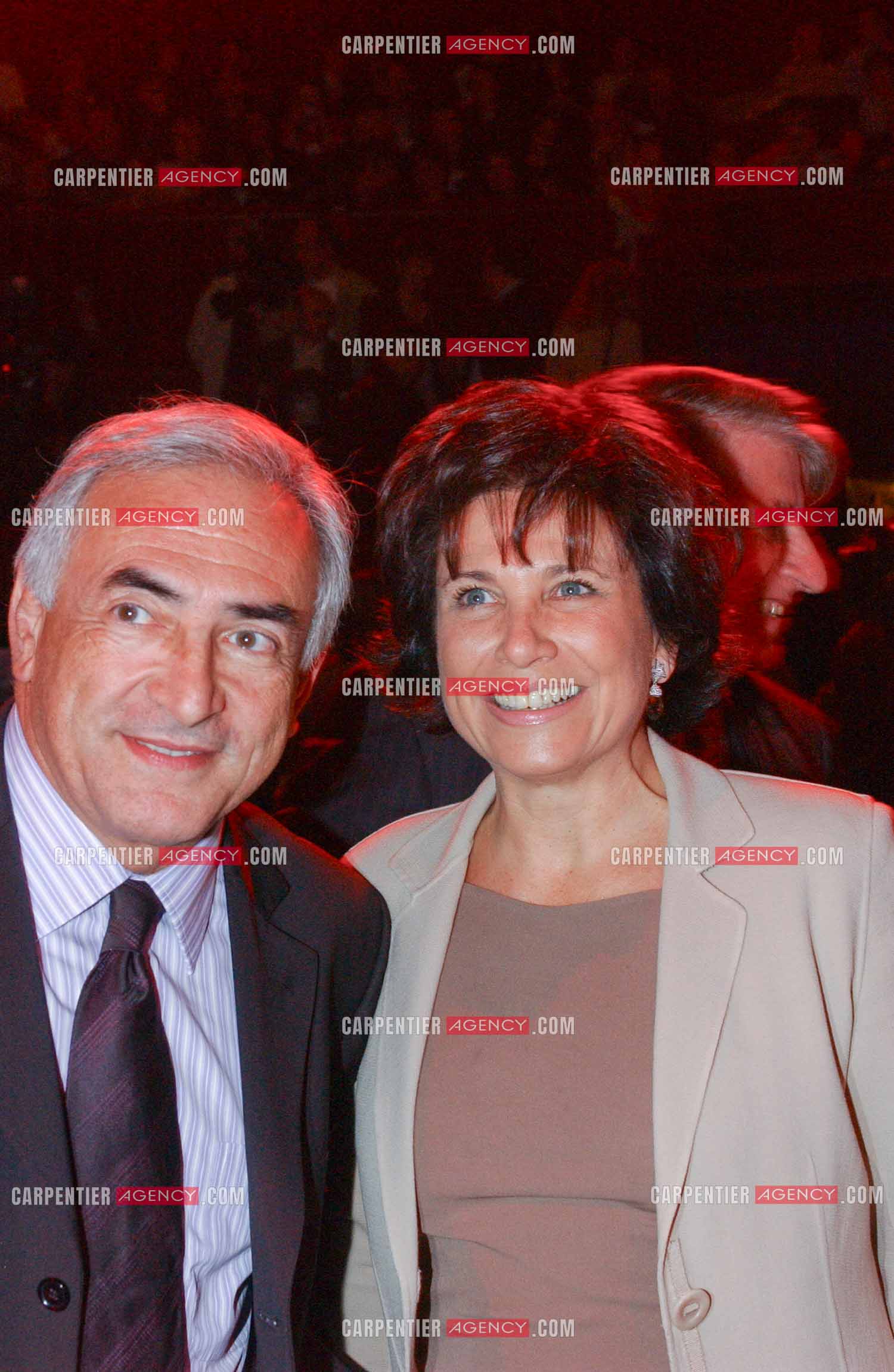 Grand meeting " OUI A L'EUROPE SOCIALE “ à Paris réunissant la Gauche le 18 Mai 2005. Dominique Strauss-Kahn et sa femme Anne Sinclair.