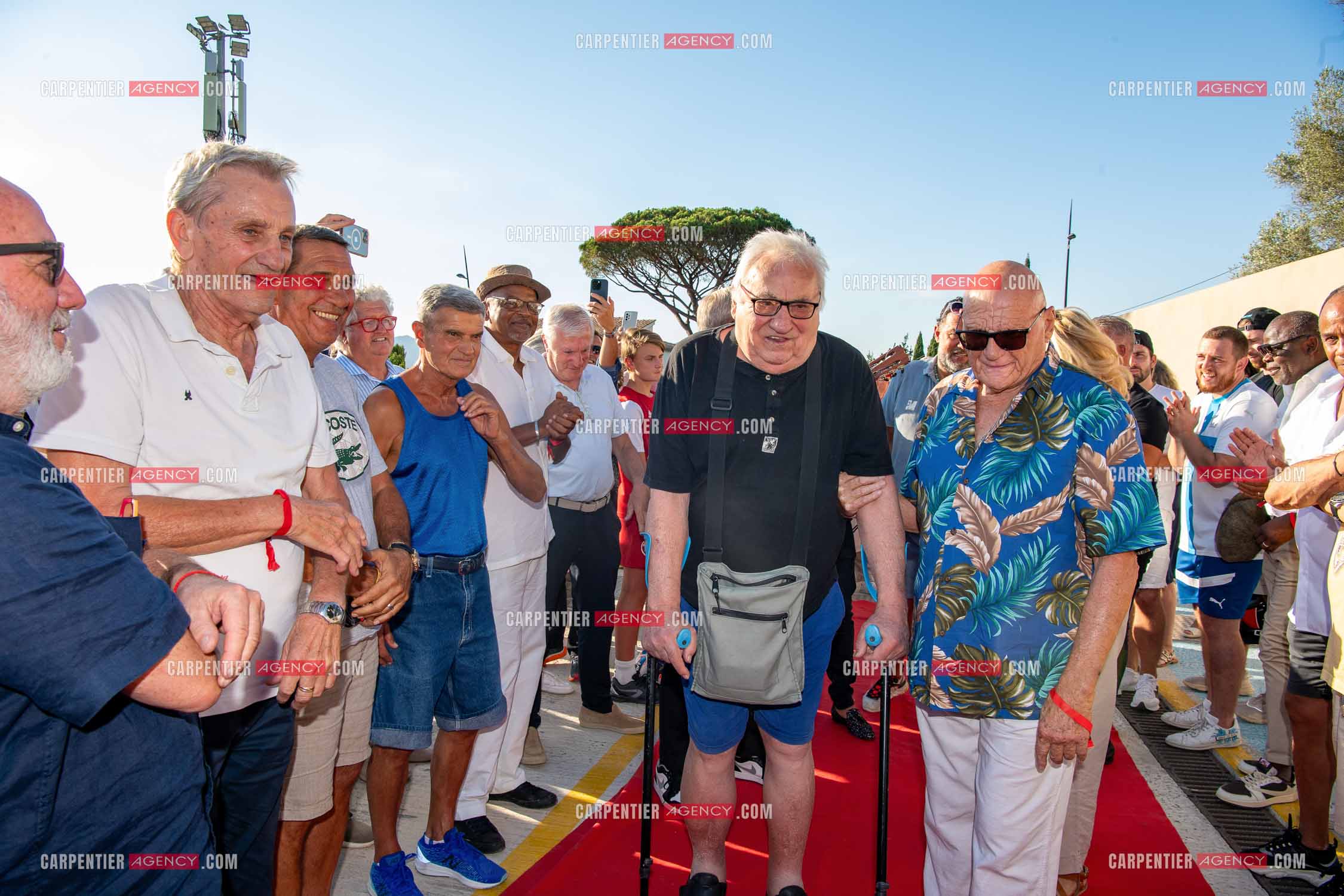 Inauguration du stade Marcel Aubour de St Tropez en présence de Marcel Aubour agé de 83 ans et entouré de tous ses amis les footballeurs. Haie d'honneur au bras de Jean-Pierre Serra.