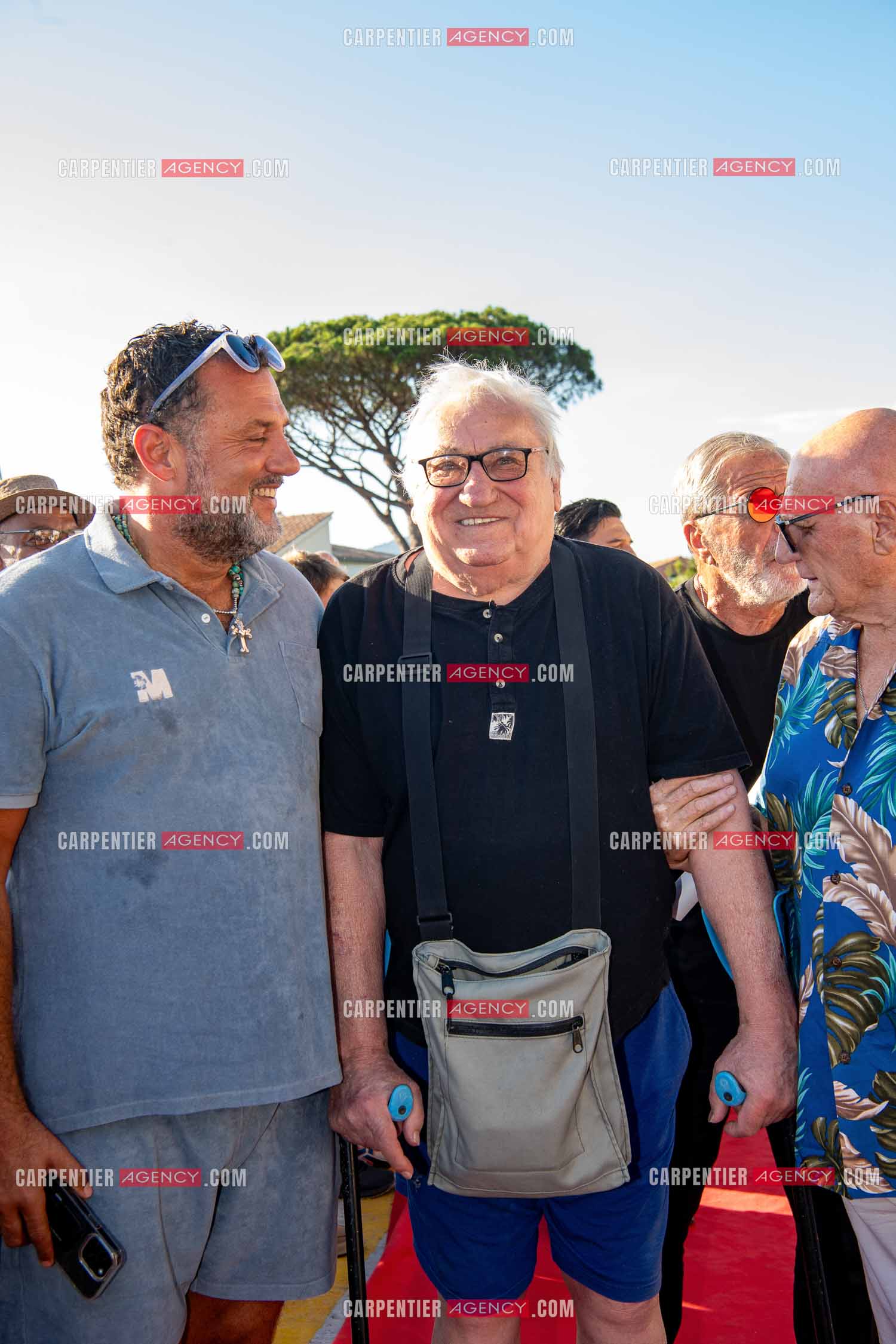 Inauguration du stade Marcel Aubour de St Tropez en présence de Marcel Aubour agé de 83 ans et entouré de tous ses amis les footballeurs. Haie d'honneur au bras de son neveu Christophe Courtal et de Jean-Pierre Serra.