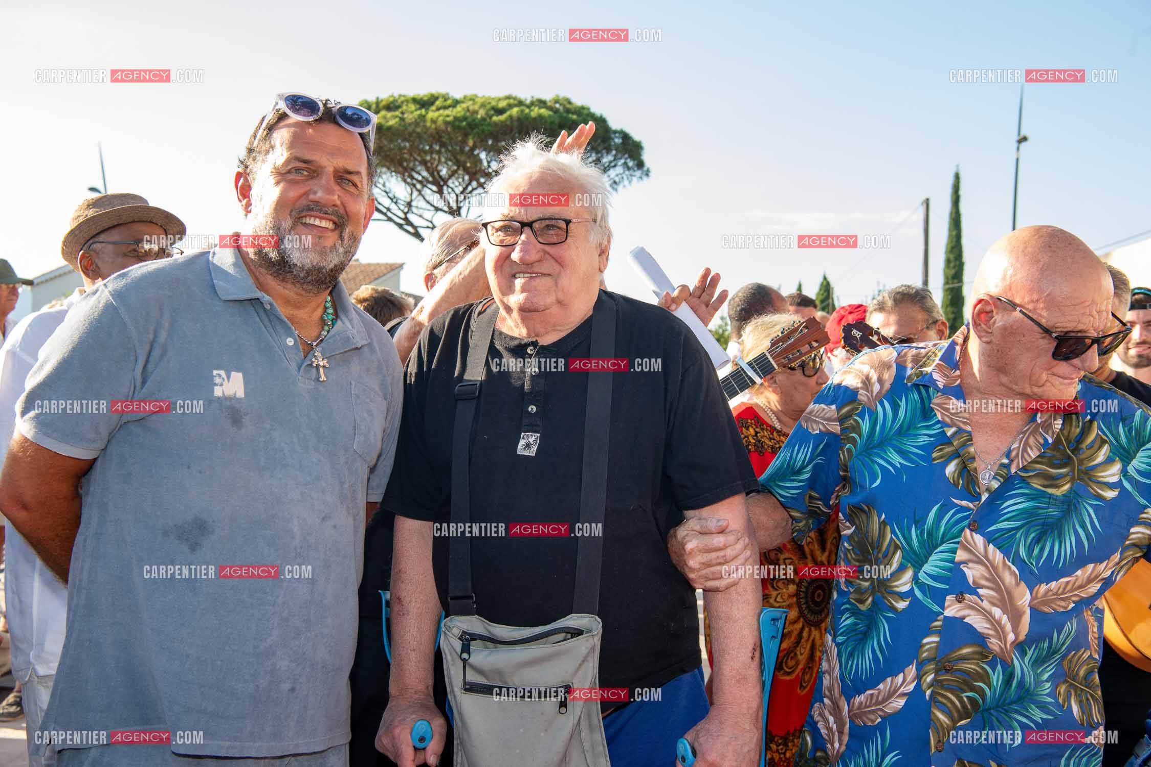 Inauguration du stade Marcel Aubour de St Tropez en présence de Marcel Aubour agé de 83 ans et entouré de tous ses amis les footballeurs. Haie d'honneur au bras de son neveu Christophe Courtal et de Jean-Pierre Serra.