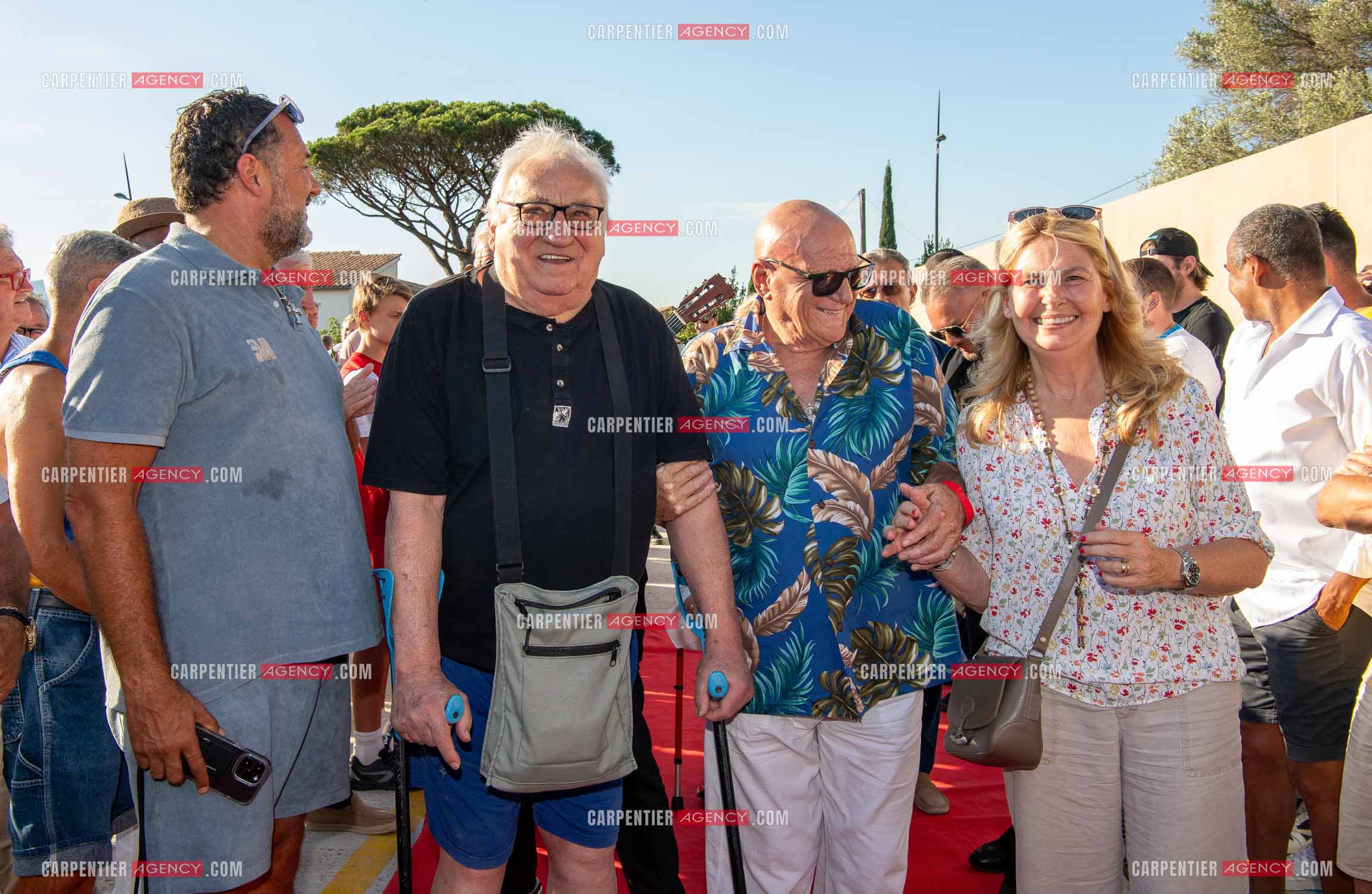 Inauguration du stade Marcel Aubour de St Tropez en présence de Marcel Aubour agé de 83 ans et entouré de tous ses amis les footballeurs. Haie d'honneur au bras de son neveu Christophe Courta et de Jean-Pierre Serra et accompagné par la maire de St Tropez Madame Sylvie Siri.