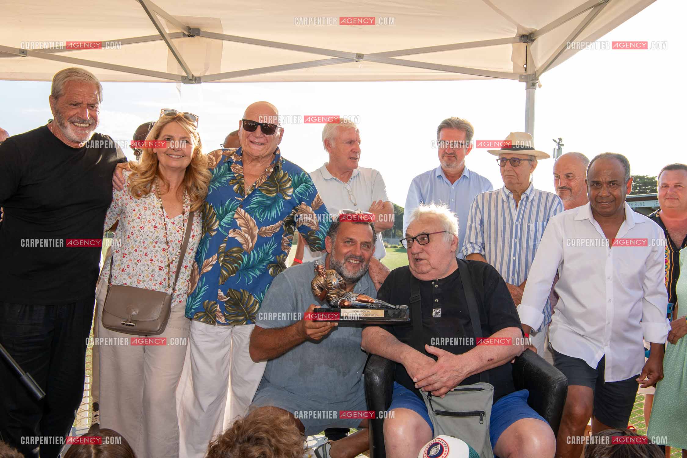 Inauguration du stade Marcel Aubour de St Tropez en présence de Marcel Aubour agé de 83 ans et entouré de tous ses amis les footballeurs. Remise du trophée par Madame Sylvie Siri maire de St Tropez entourée Jean-Claude  Darmon, Jean-Pierre Serra, Luis Fernandez, Jean Tigana et Christophe Coutal.
