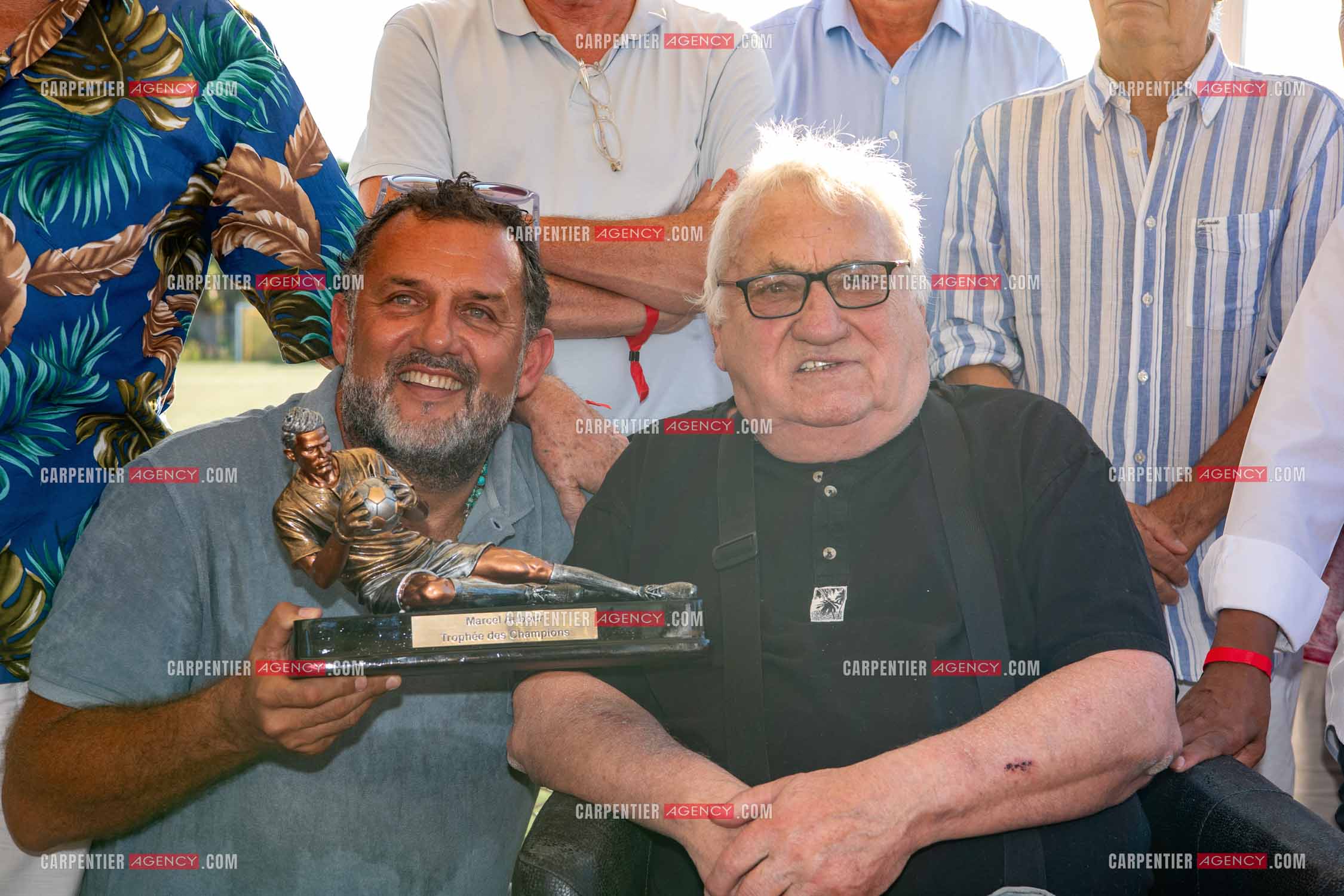Inauguration du stade Marcel Aubour de St Tropez en présence de Marcel Aubour agé de 83 ans et entouré de tous ses amis les footballeurs. Remise du trophée par Madame Sylvie Siri maire de St Tropez. Christophe Coutal a côté de son oncle Marcel Aubour.