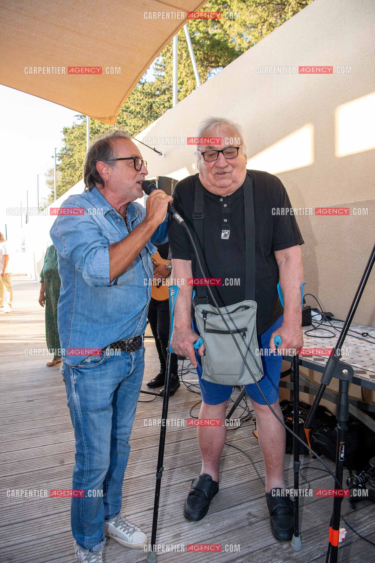 Inauguration du stade Marcel Aubour de St Tropez en présence de Marcel Aubour agé de 83 ans et entouré de tous ses amis les footballeurs. Le chanteur Félix Gray en duo avec Marcel Aubour pour interpréter le titre “ A TOUTES LES FILLES “.