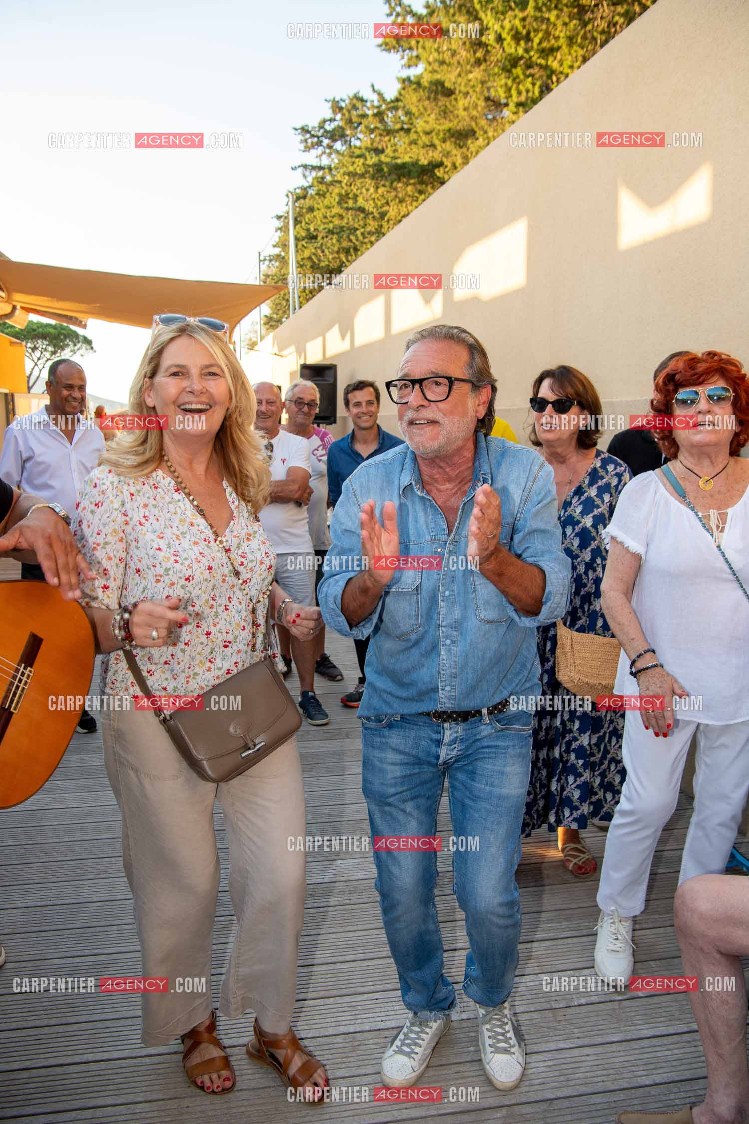 Inauguration du stade Marcel Aubour de St Tropez en présence de Marcel Aubour agé de 83 ans et entouré de tous ses amis les footballeurs.Le chanteur Félix Gray avec  les Gypsy faisant danser Madame Sylvie Siri maire de St Tropez  sur la chanson “ Au Café des délices “  devant Marcel Aubour.