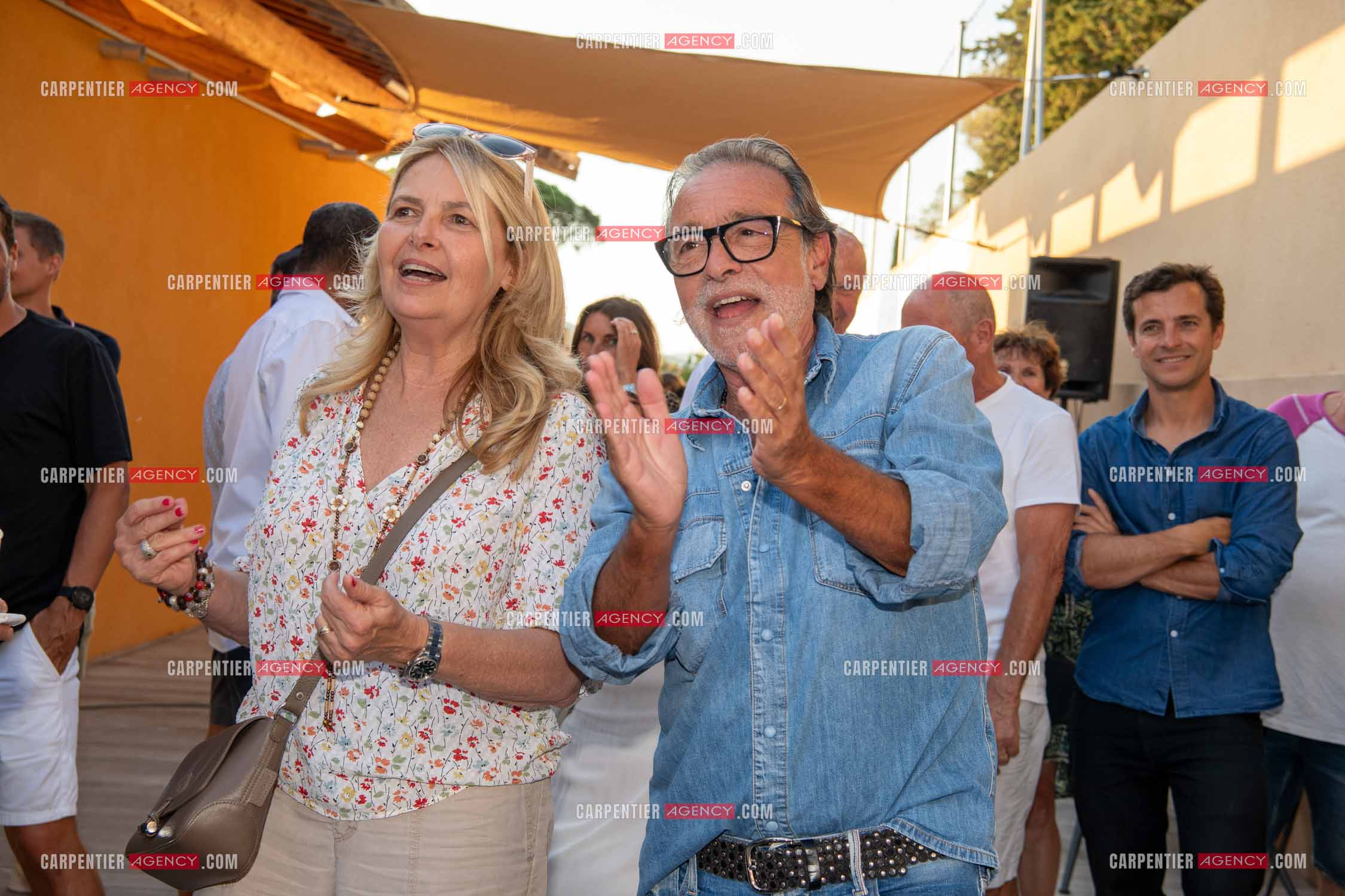 Inauguration du stade Marcel Aubour de St Tropez en présence de Marcel Aubour agé de 83 ans et entouré de tous ses amis les footballeurs.Le chanteur Félix Gray avec  les Gypsy faisant danser Madame Sylvie Siri maire de St Tropez  sur la chanson “ Au Café des délices “  devant Marcel Aubour.
