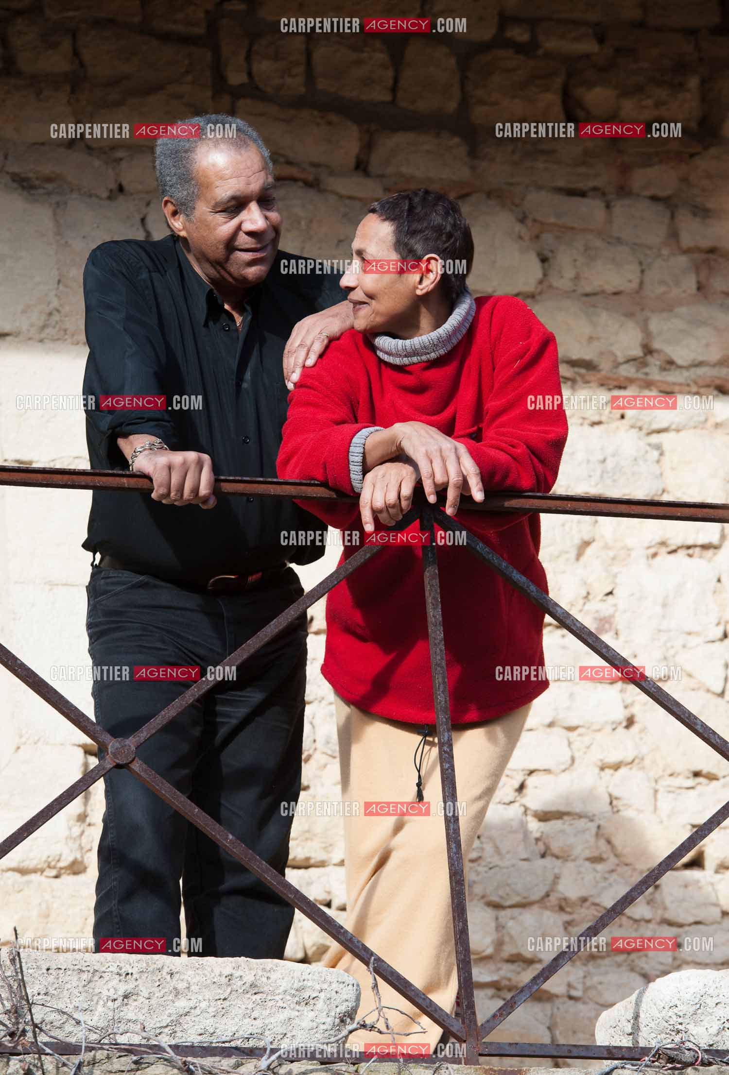 Maddly Bamy dernière épouse du chanteur Jacques Brel chez elle dans le Luberon, et son frère Erick Bamy choriste de Johnny Hallyday.