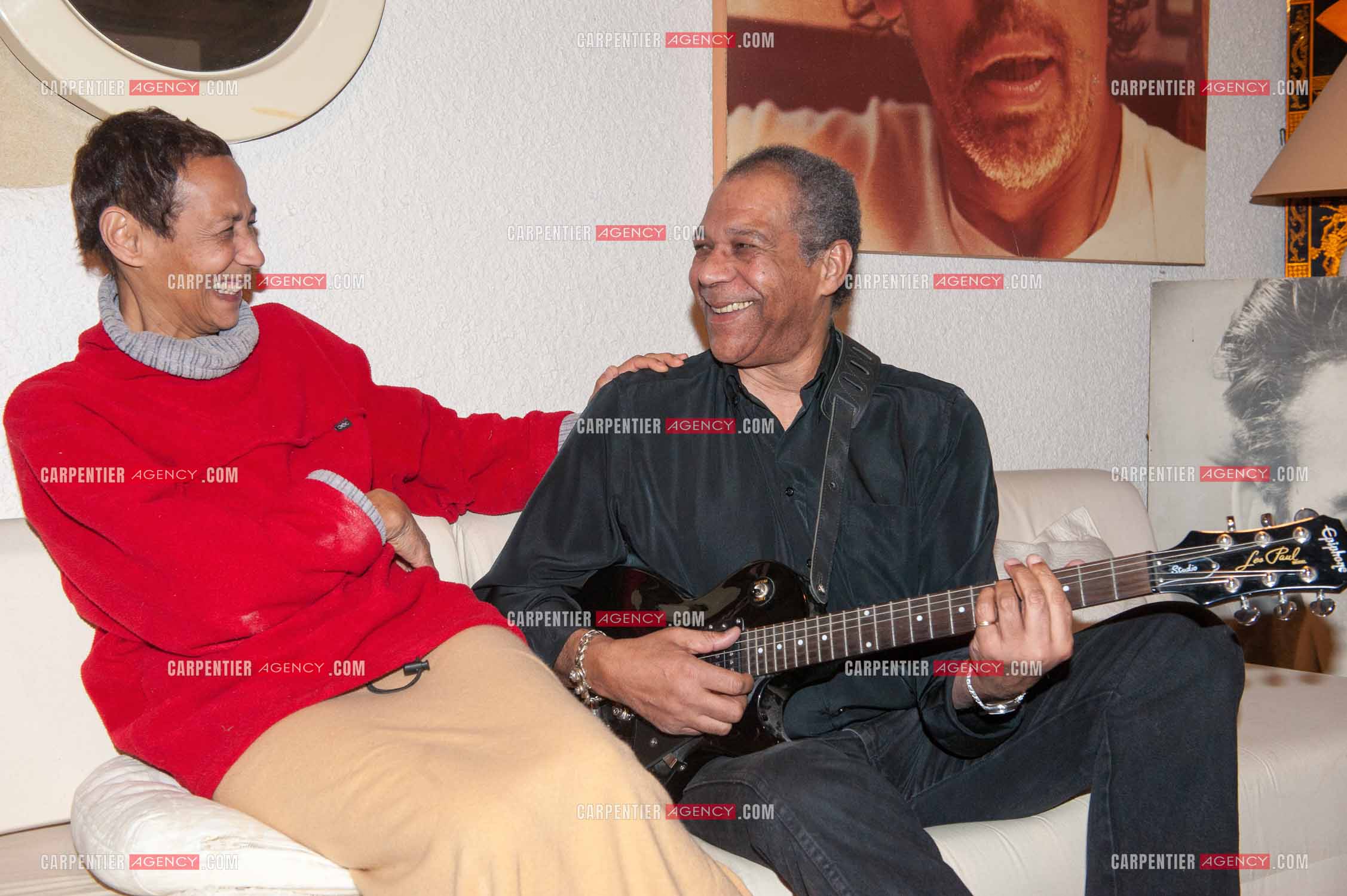 Maddly Bamy dernière épouse du chanteur Jacques Brel chez elle dans le Luberon, et son frère Erick Bamy choriste de Johnny Hallyday.