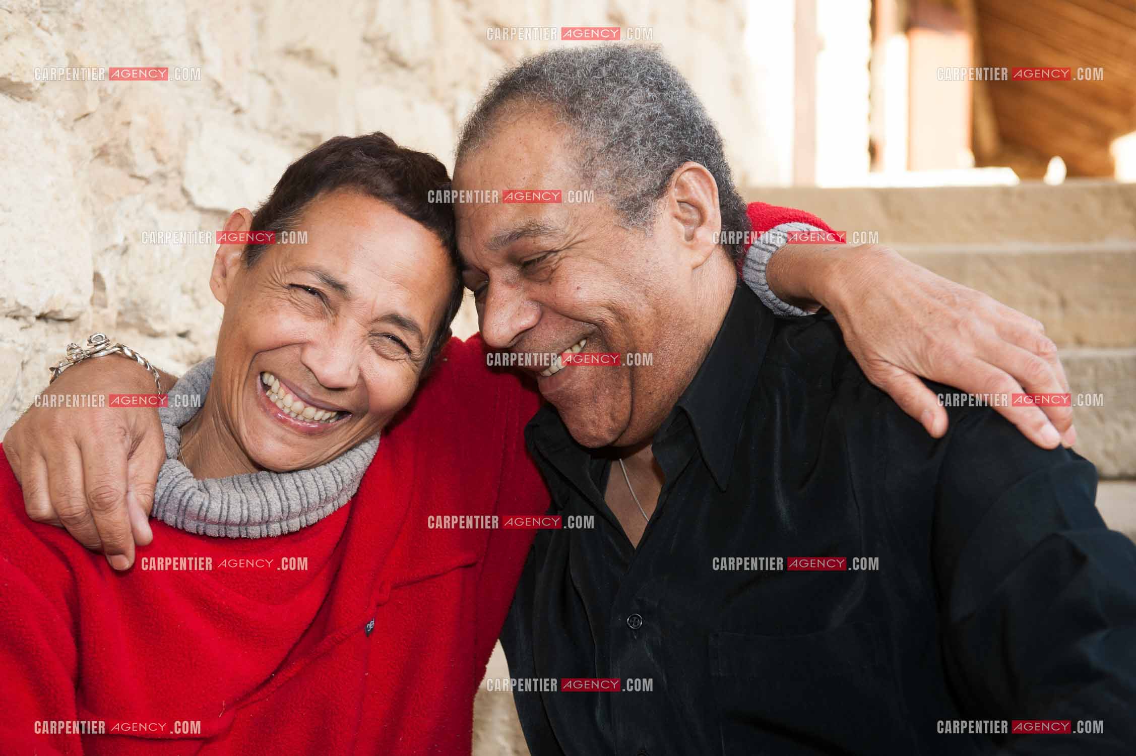 Maddly Bamy dernière épouse du chanteur Jacques Brel chez elle dans le Luberon, et son frère Erick Bamy choriste de Johnny Hallyday.