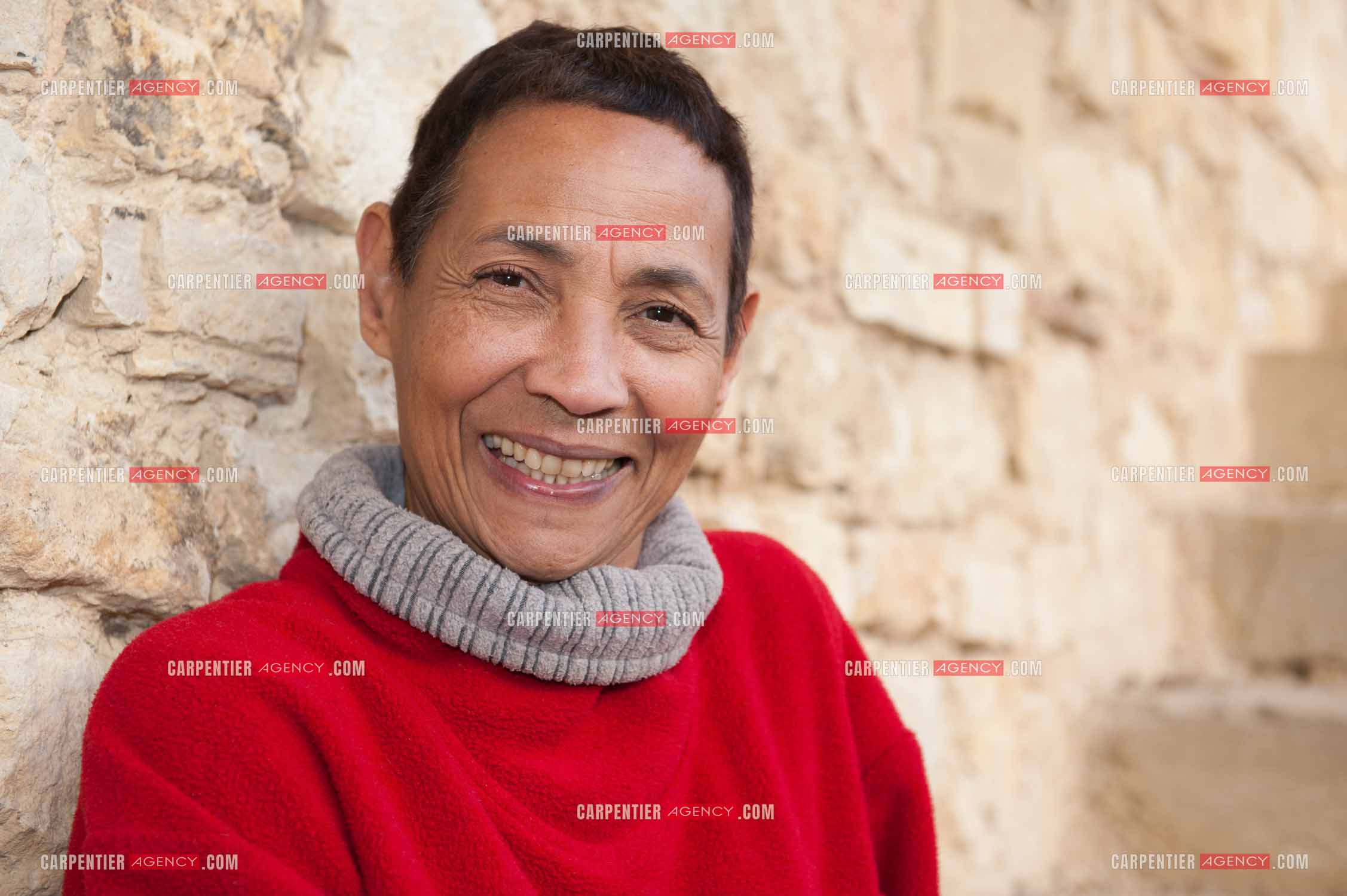 Maddly Bamy dernière épouse du chanteur Jacques Brel chez elle dans le Luberon, et son frère Erick Bamy choriste de Johnny Hallyday.