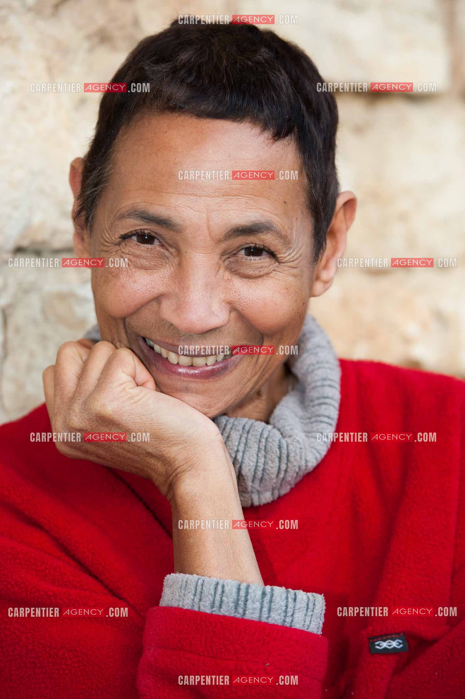 Maddly Bamy dernière épouse du chanteur Jacques Brel chez elle dans le Luberon, et son frère Erick Bamy choriste de Johnny Hallyday.