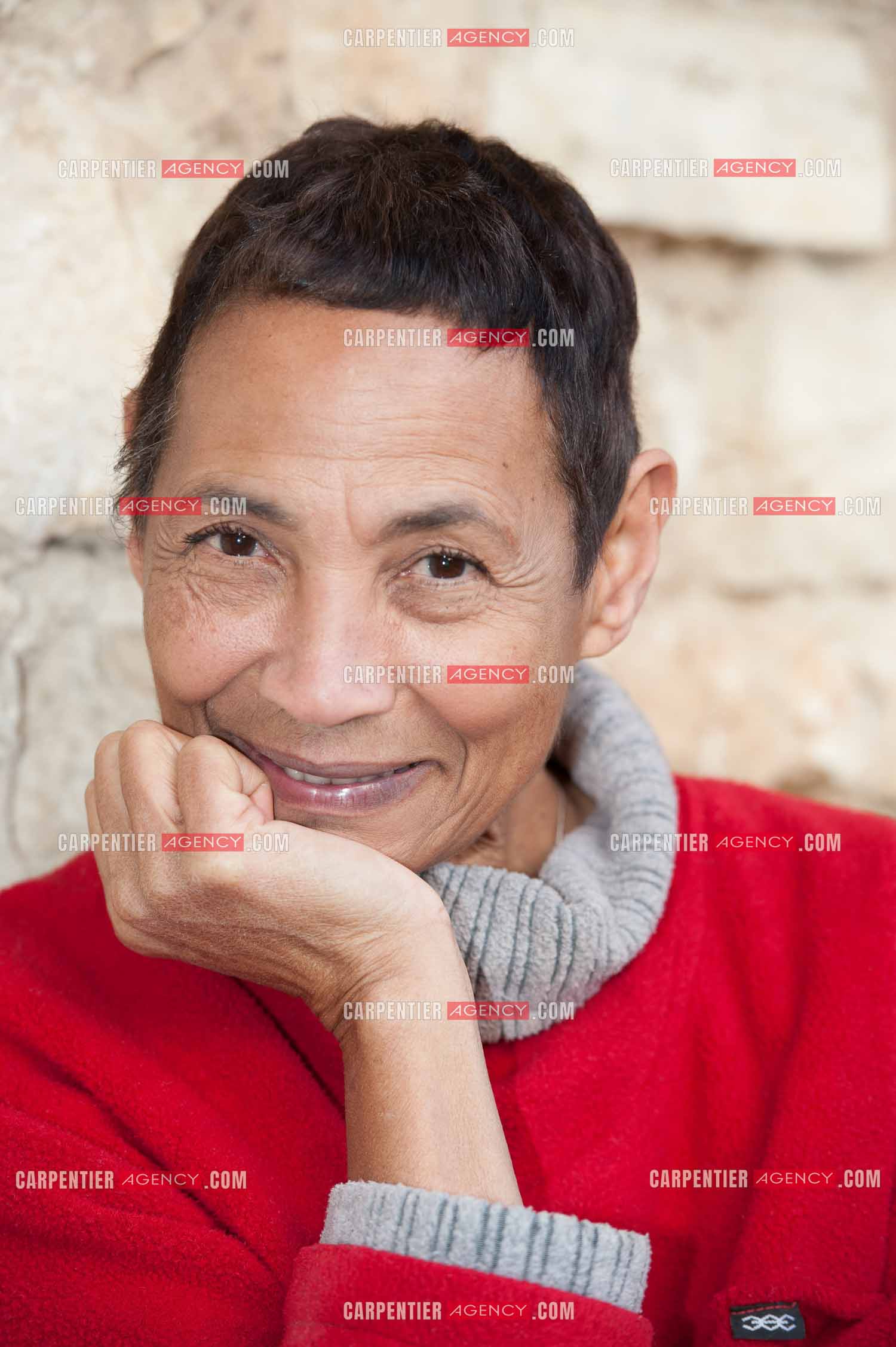 Maddly Bamy dernière épouse du chanteur Jacques Brel chez elle dans le Luberon, et son frère Erick Bamy choriste de Johnny Hallyday.