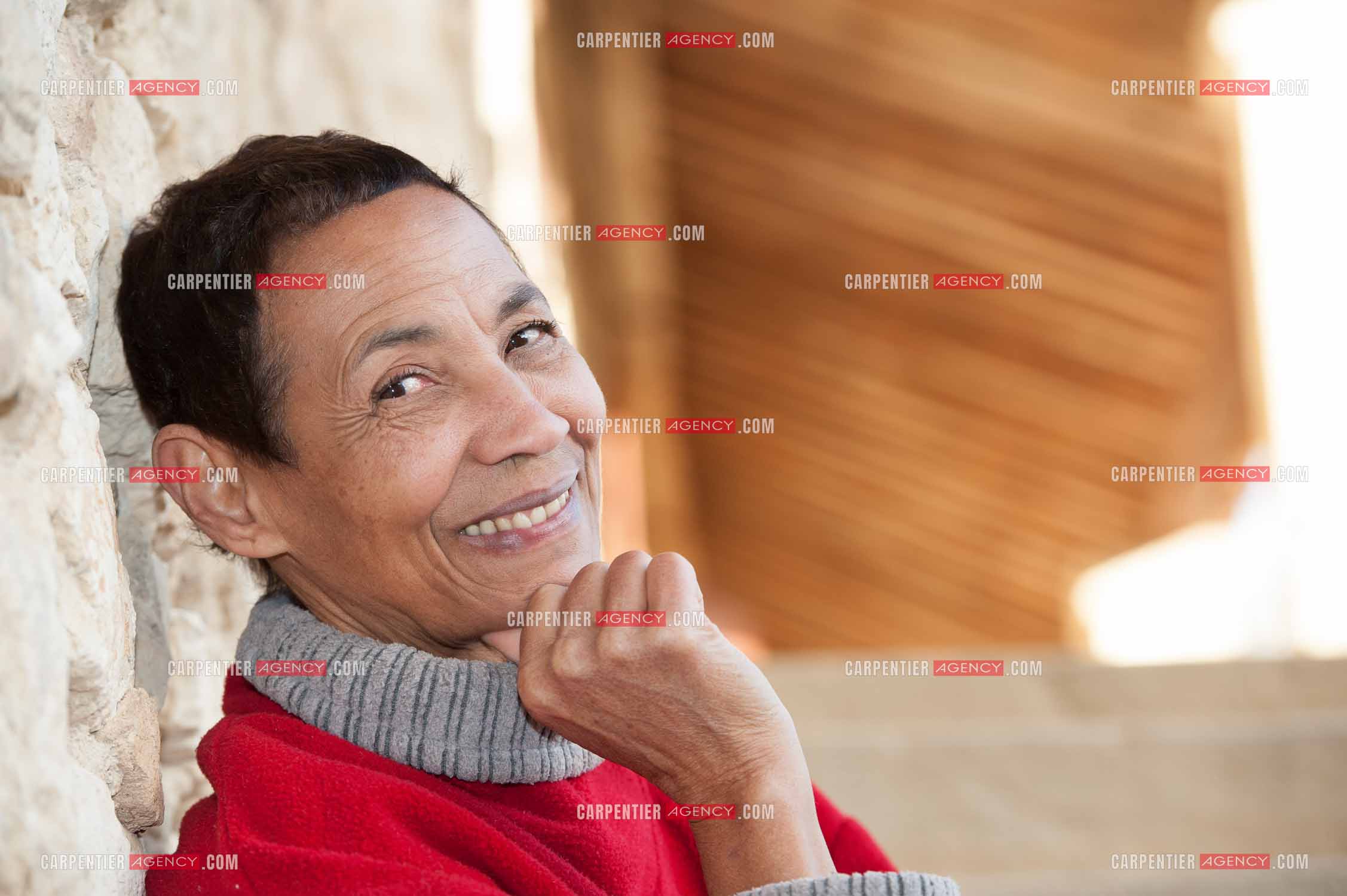 Maddly Bamy dernière épouse du chanteur Jacques Brel chez elle dans le Luberon, et son frère Erick Bamy choriste de Johnny Hallyday.