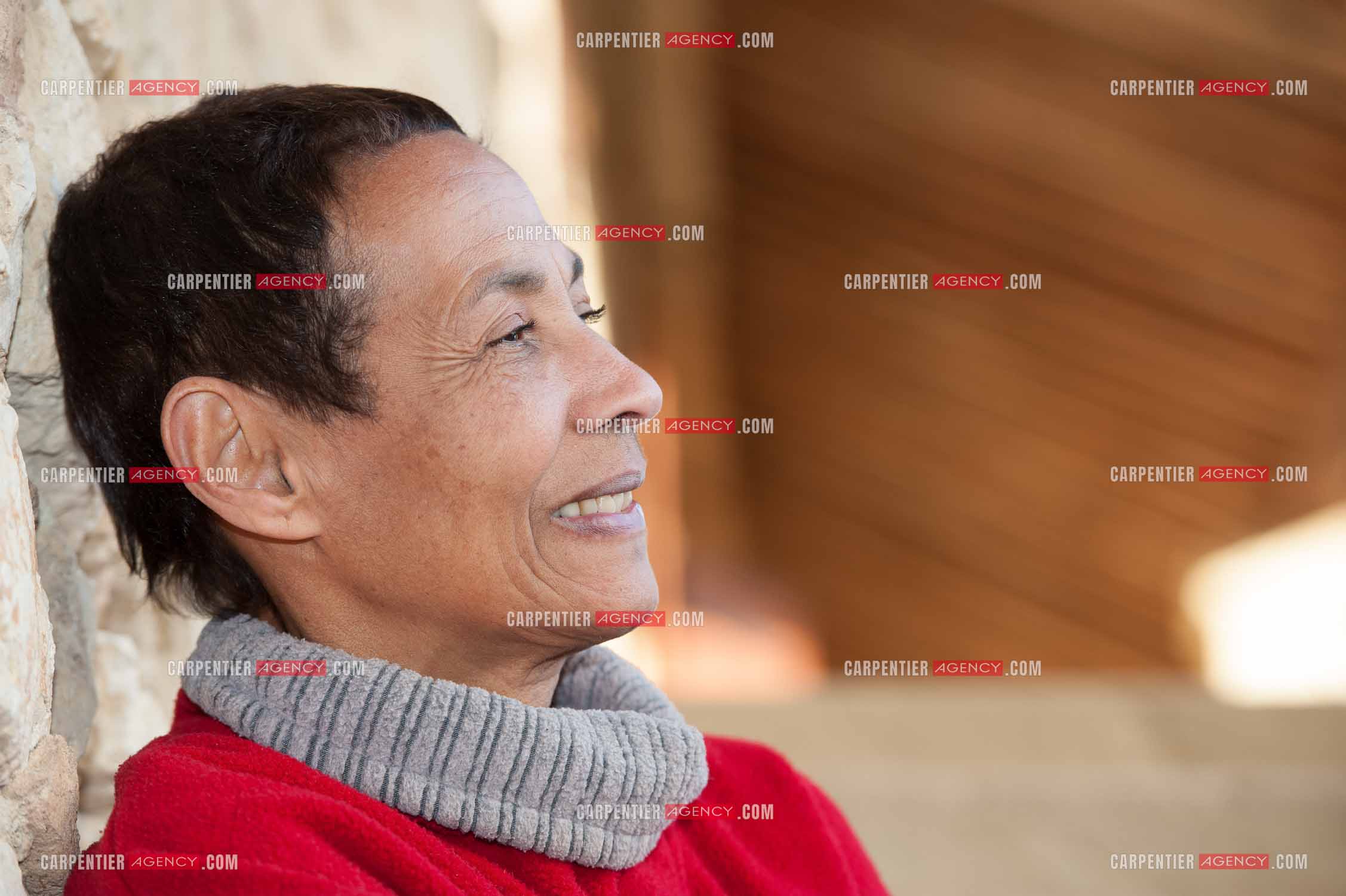 Maddly Bamy dernière épouse du chanteur Jacques Brel chez elle dans le Luberon, et son frère Erick Bamy choriste de Johnny Hallyday.