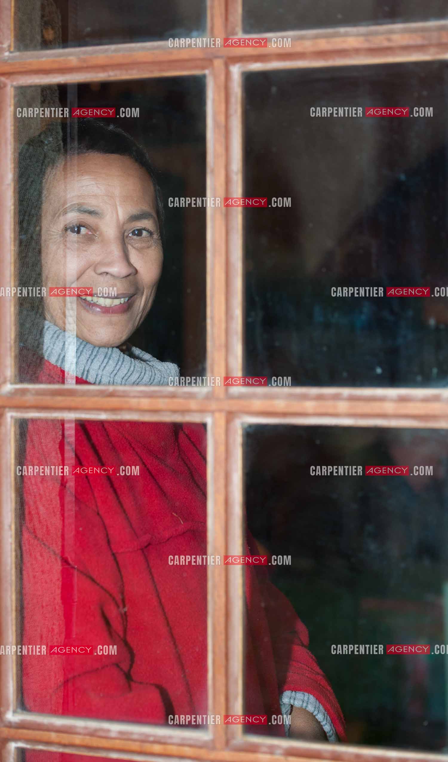 Maddly Bamy dernière épouse du chanteur Jacques Brel chez elle dans le Luberon, et son frère Erick Bamy choriste de Johnny Hallyday.