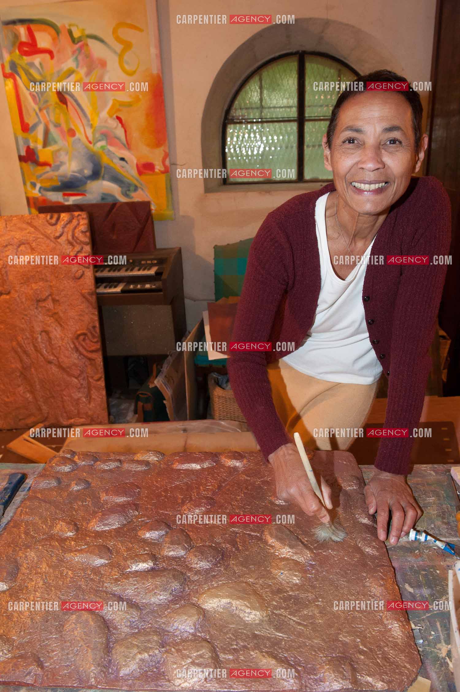 Maddly Bamy dernière épouse du chanteur Jacques Brel chez elle dans le Luberon, et son frère Erick Bamy choriste de Johnny Hallyday.