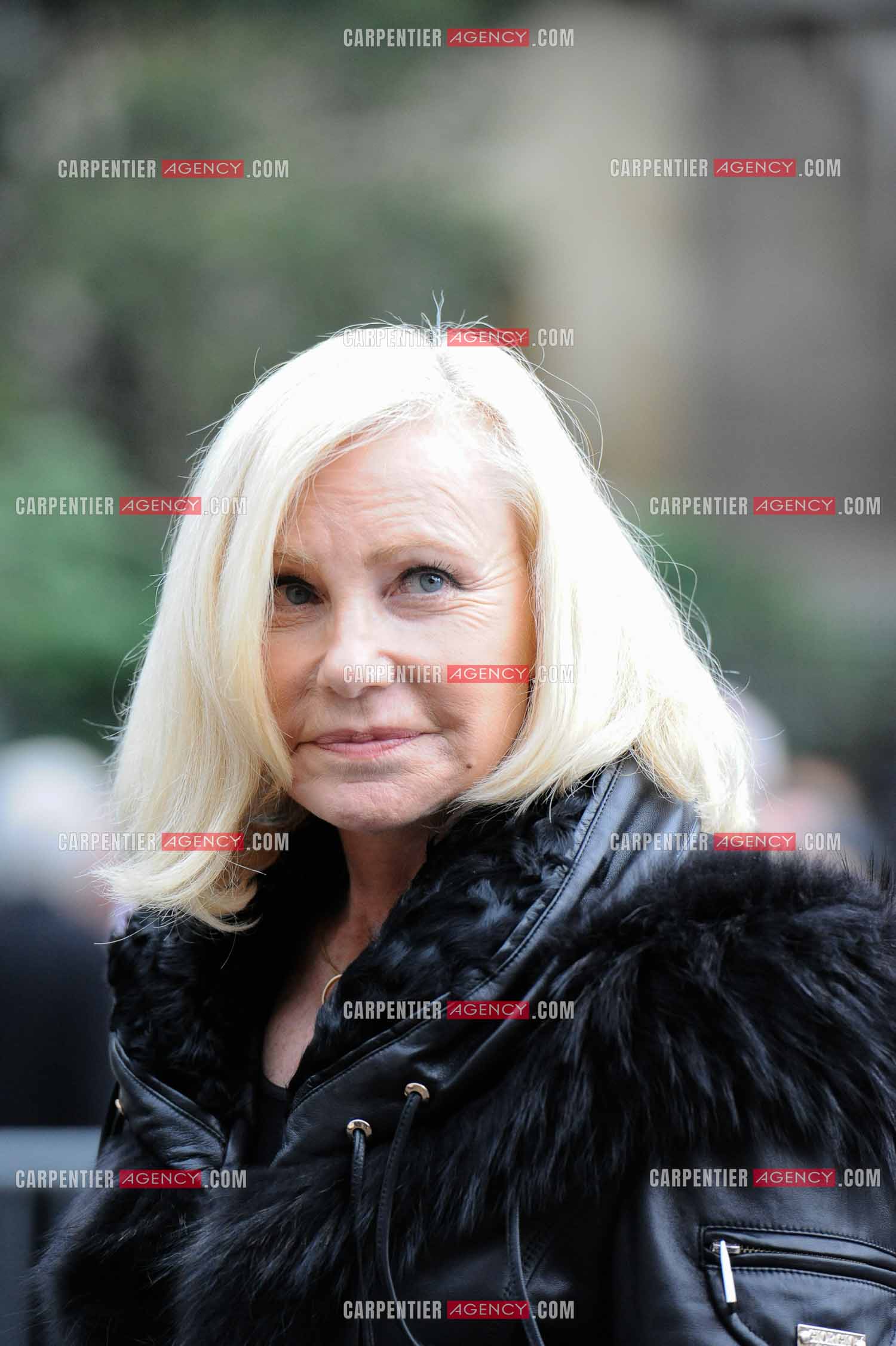 La chanteuse Michèle Torr à l'enterrement du chanteur Franck Alamo à l'église de Saint-Germain-des-Prés.