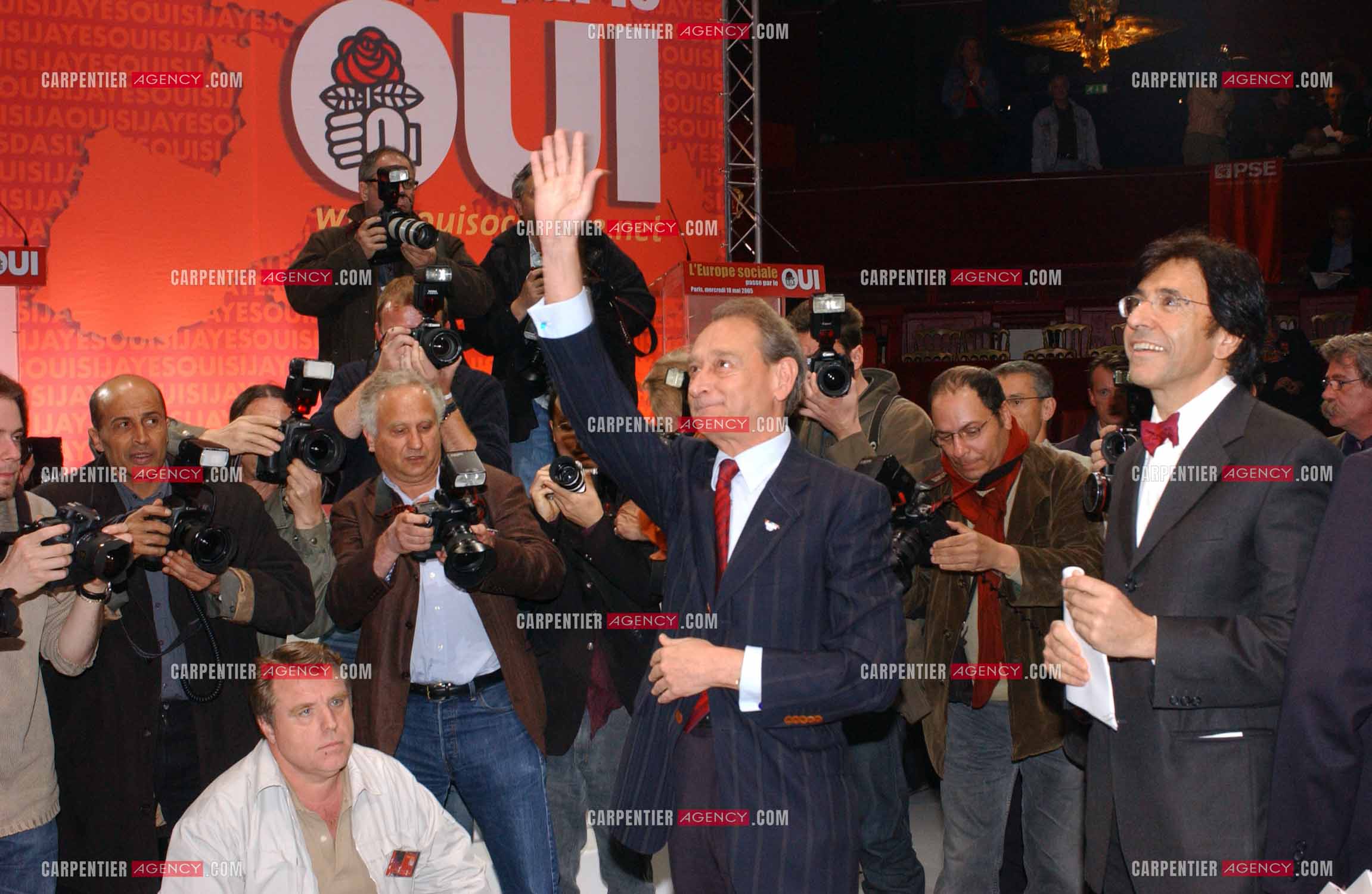 Grand meeting " OUI A L'EUROPE SOCIALE “ à Paris réunissant la Gauche le 18 Mai 2005.Arrivée de Bertrand Delanoë accompagné du premier ministre Belge Elio Di Rupo.