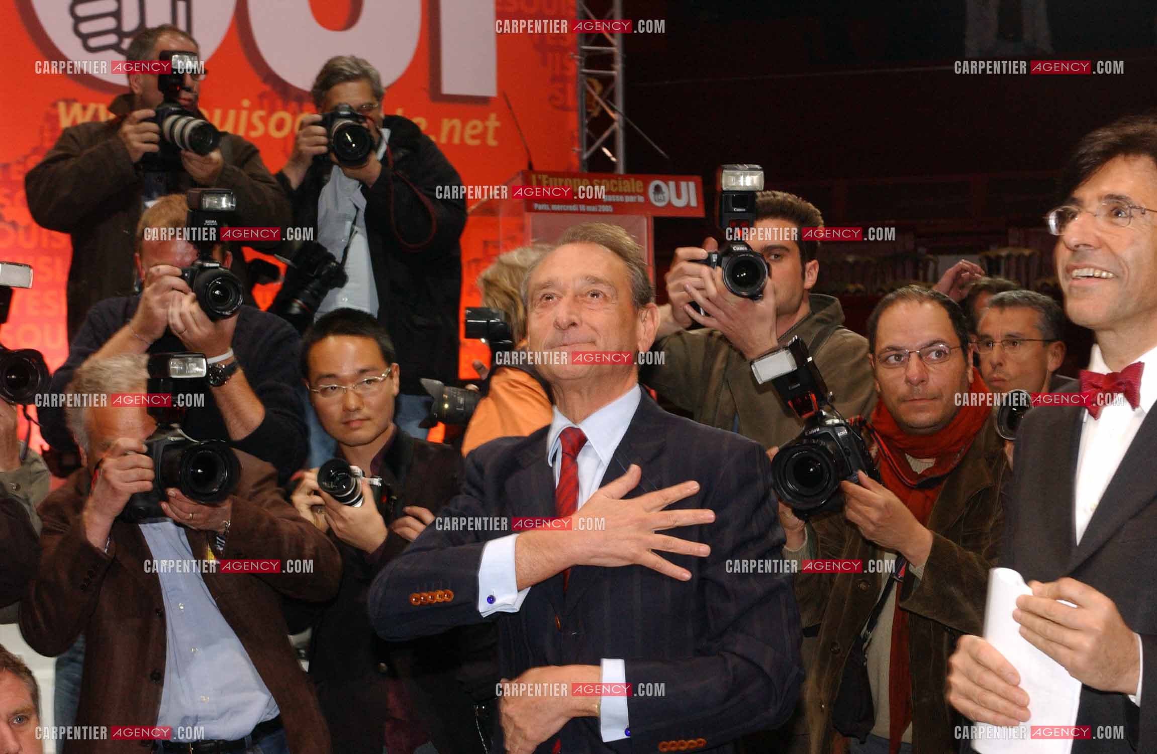 Grand meeting " OUI A L'EUROPE SOCIALE “ à Paris réunissant la Gauche le 18 Mai 2005.Arrivée de Bertrand Delanoë accompagné du premier ministre Belge Elio Di Rupo.