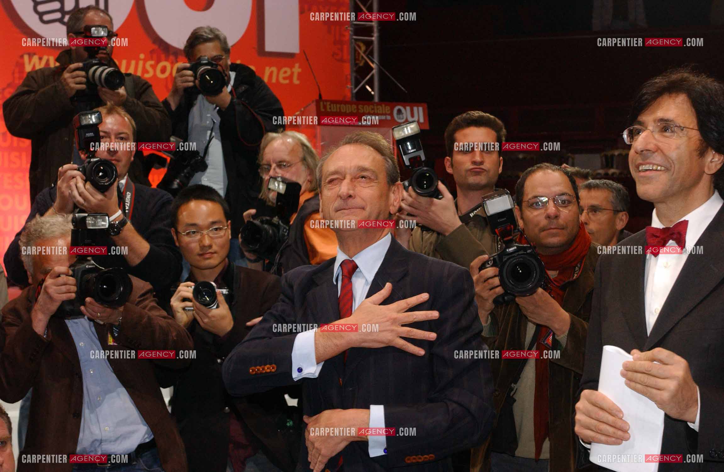 Grand meeting " OUI A L'EUROPE SOCIALE “ à Paris réunissant la Gauche le 18 Mai 2005.Arrivée de Bertrand Delanoë accompagné du premier ministre Belge Elio Di Rupo.