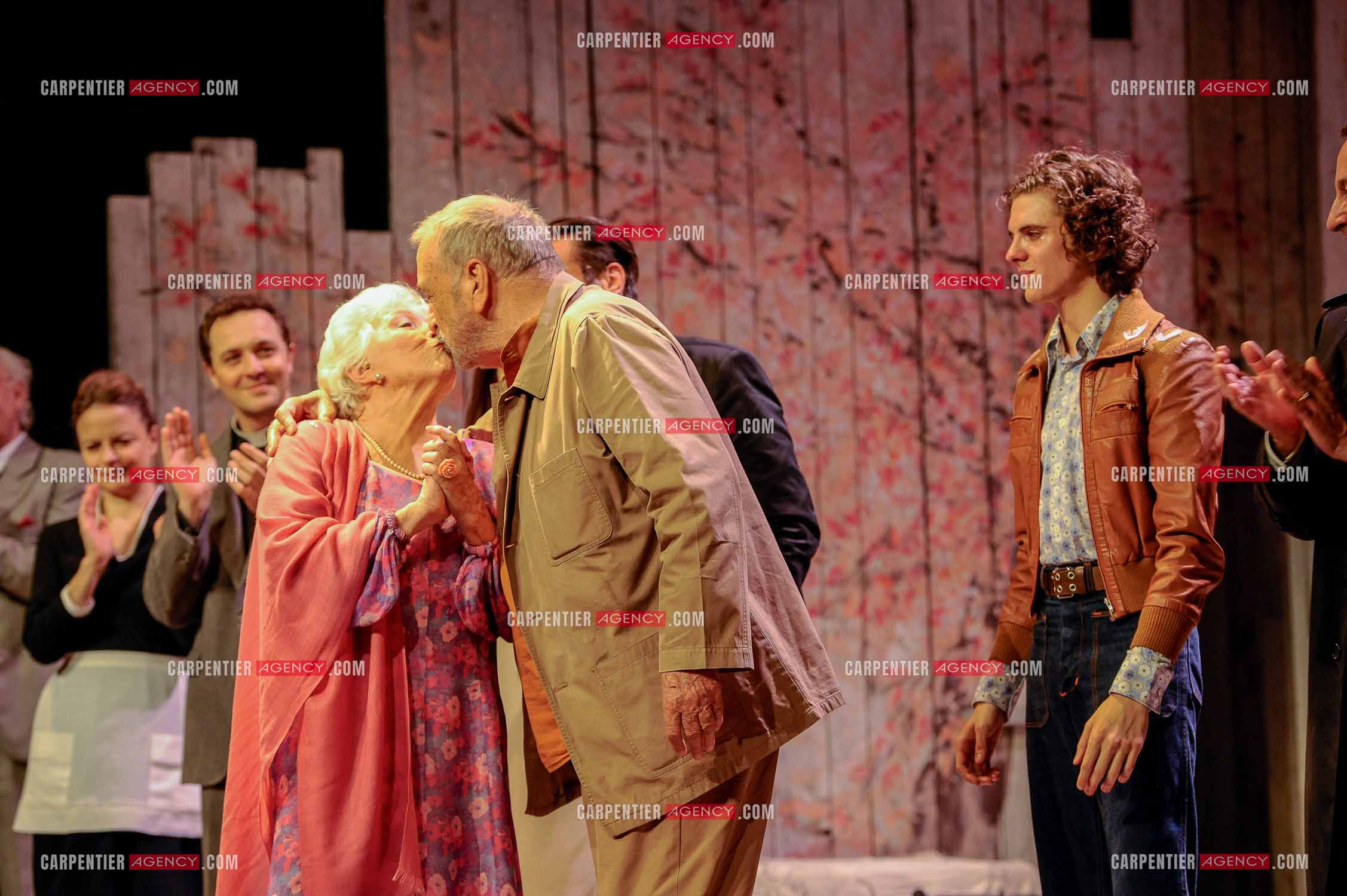 Line Renaud lors de la dernière représentation de HAROLD & MAUD au Théâtre St Antoine en compagnie de  Jean-Claude Carrière. ( Exclusif )