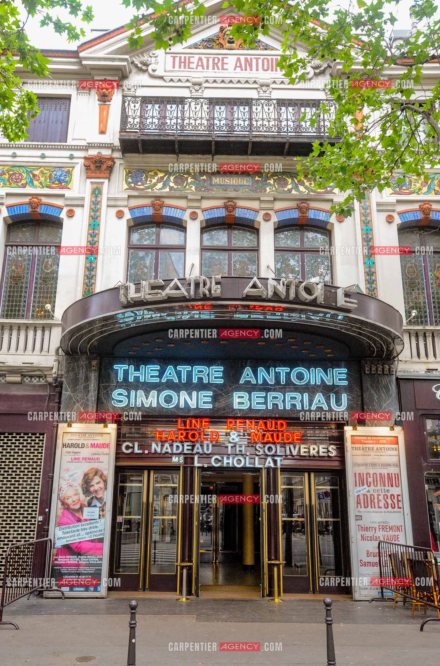 Line Renaud lors de la dernière représentation de HAROLD & MAUD au Théâtre St Antoine. La façade du théâtre St Antoine.                  ( Exclusif )