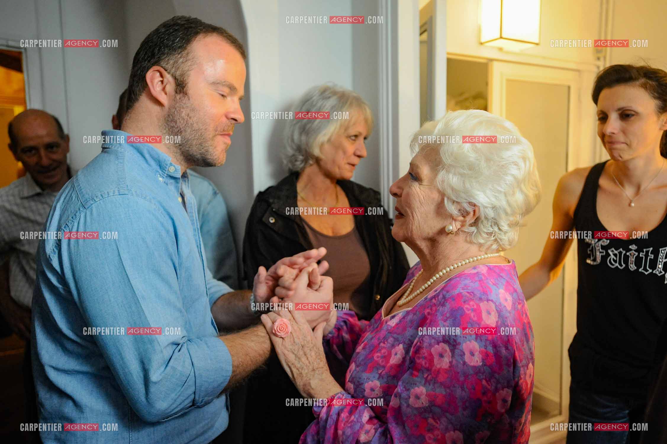 Line Renaud dans sa loge du Théâtre Antoine recevant Matthieu Grellier producteur de EndemolShine France les émissions de The Voice sur TF1.                            ( Exclusif )