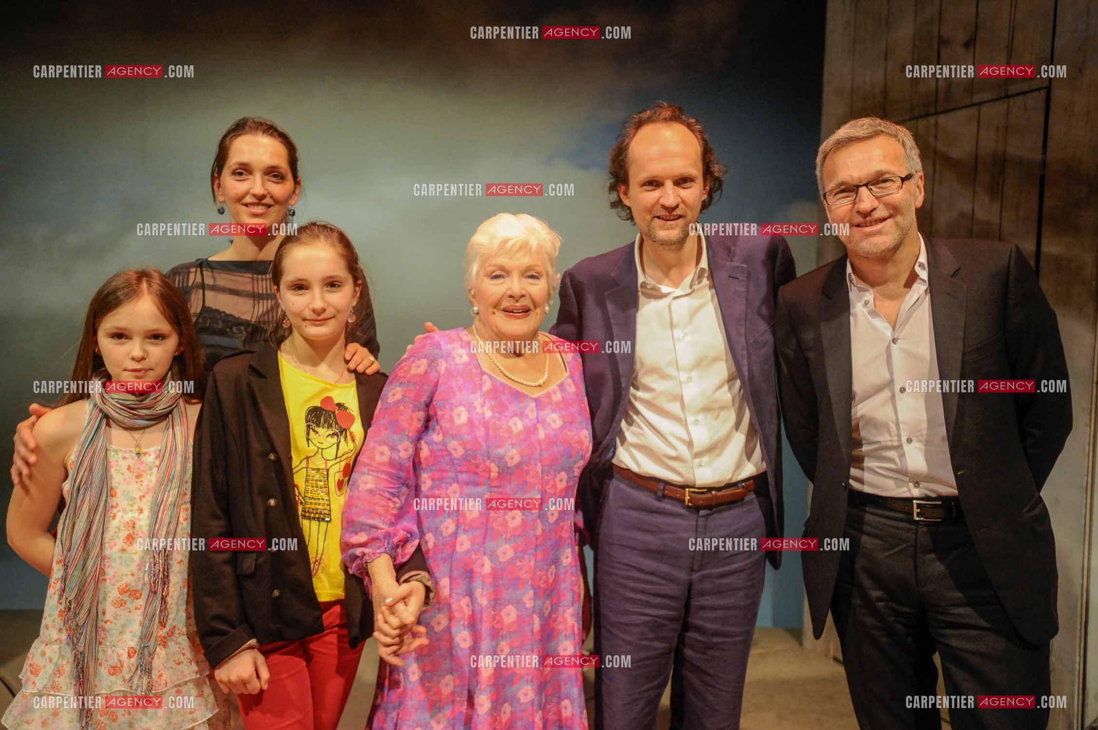 Line Renaud lors de la dernière représentation de HAROLD & MAUD au Théâtre  Antoine. Ici, Line, avec Jean-Marc Dumontet sa femme et ses enfants et Laurent Ruquier.             ( Exclusif )