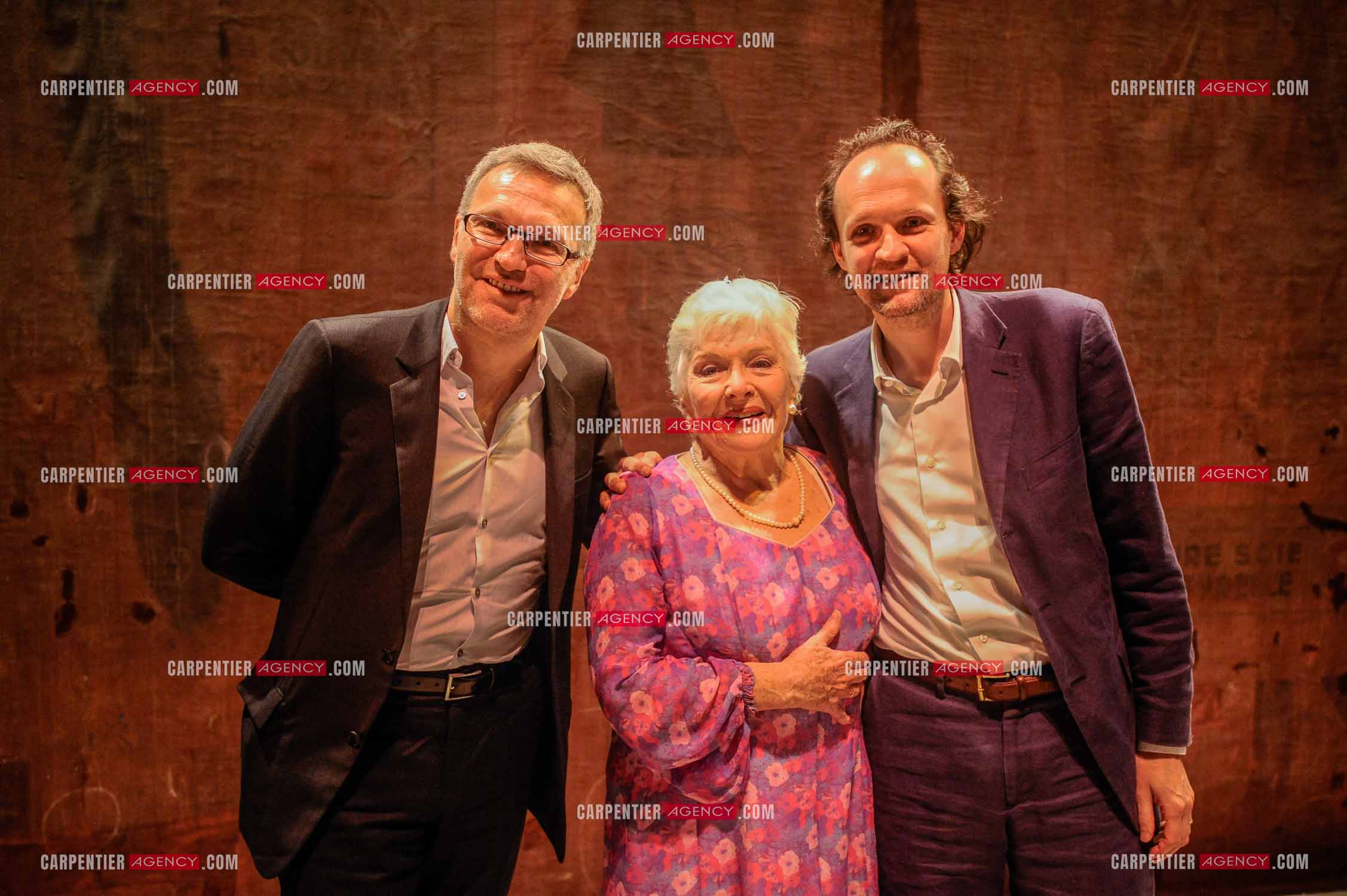 Line Renaud lors de la dernière représentation de HAROLD & MAUD au Théâtre  Antoine. Ici, Line avec Laurent Ruquier et Jean-Marc Dumontet les deux producteurs et propriétaires  du théâtre.            ( Exclusif )