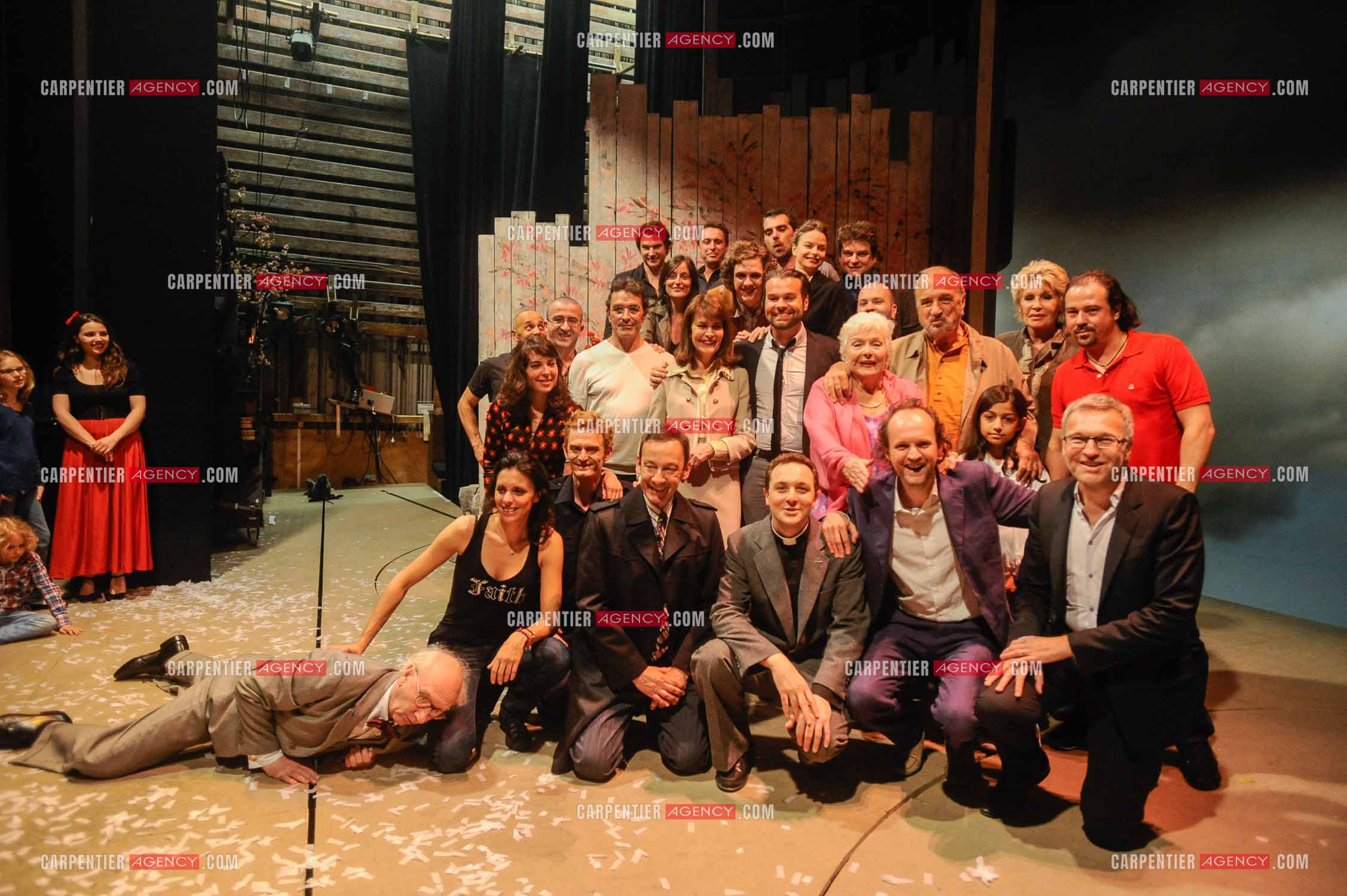 Line Renaud lors de la dernière représentation de HAROLD & MAUD au Théâtre Antoine en compagnie de toute la troupe et les artistes Thomas Solivères, Laurent Ruquier, Jean-Marc Dumontet, Ladislas Chollat, Claire Nadeau.       ( Exclusif )