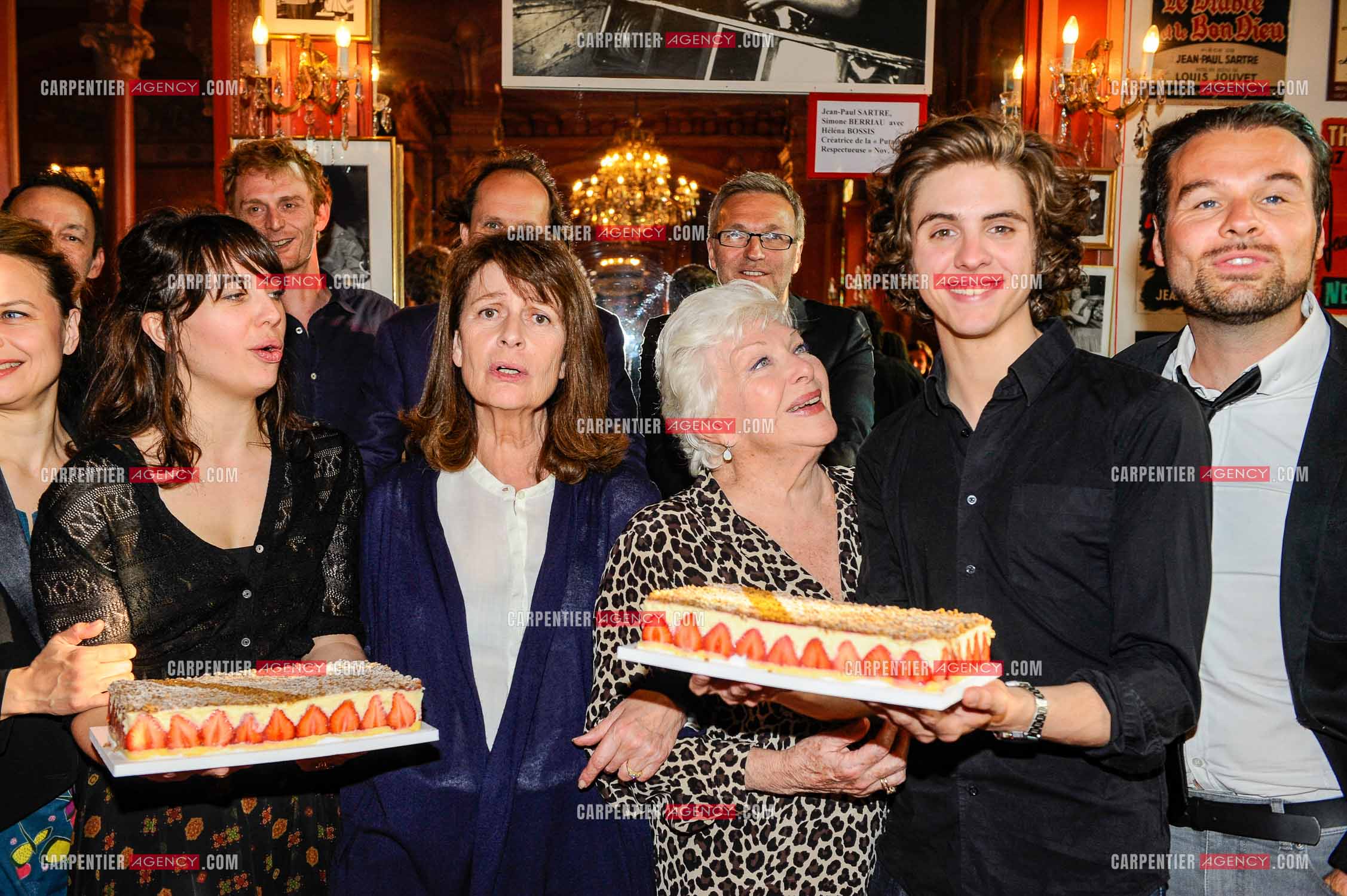 Line Renaud lors de la dernière représentation de HAROLD & MAUD au Théâtre St Antoine en compagnie de Thomas Solivères, Laurent Ruquier, Jean-Marc Dumontet, Ladislas Chollat, Claire Nadeau.  ( Exclue )