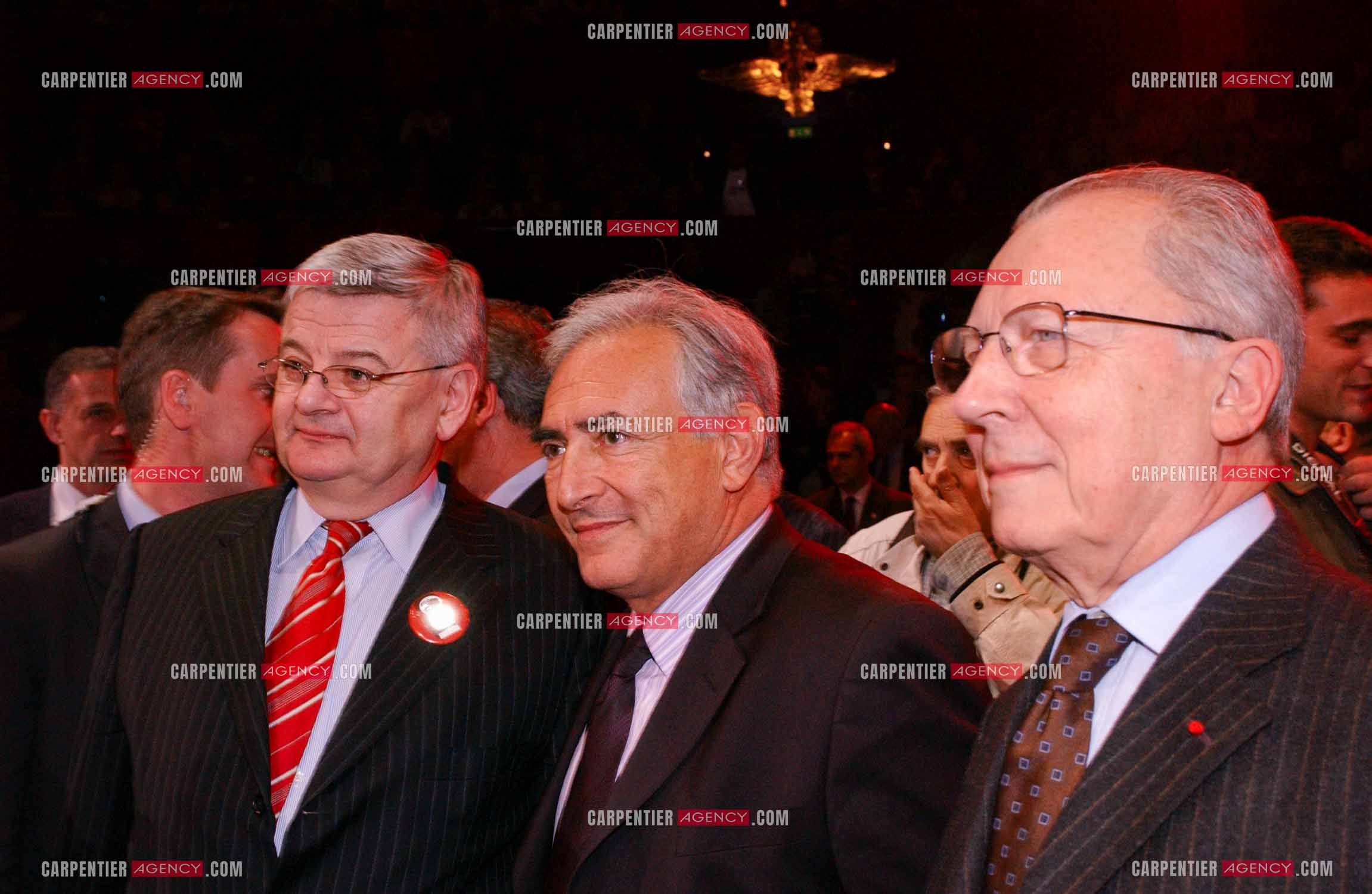 Grand meeting " OUI A L'EUROPE SOCIALE “ à Paris réunissant la Gauche le 18 Mai 2005. Joschka Fischer, Dominique Strauss-Kahn et Jacques Delors.