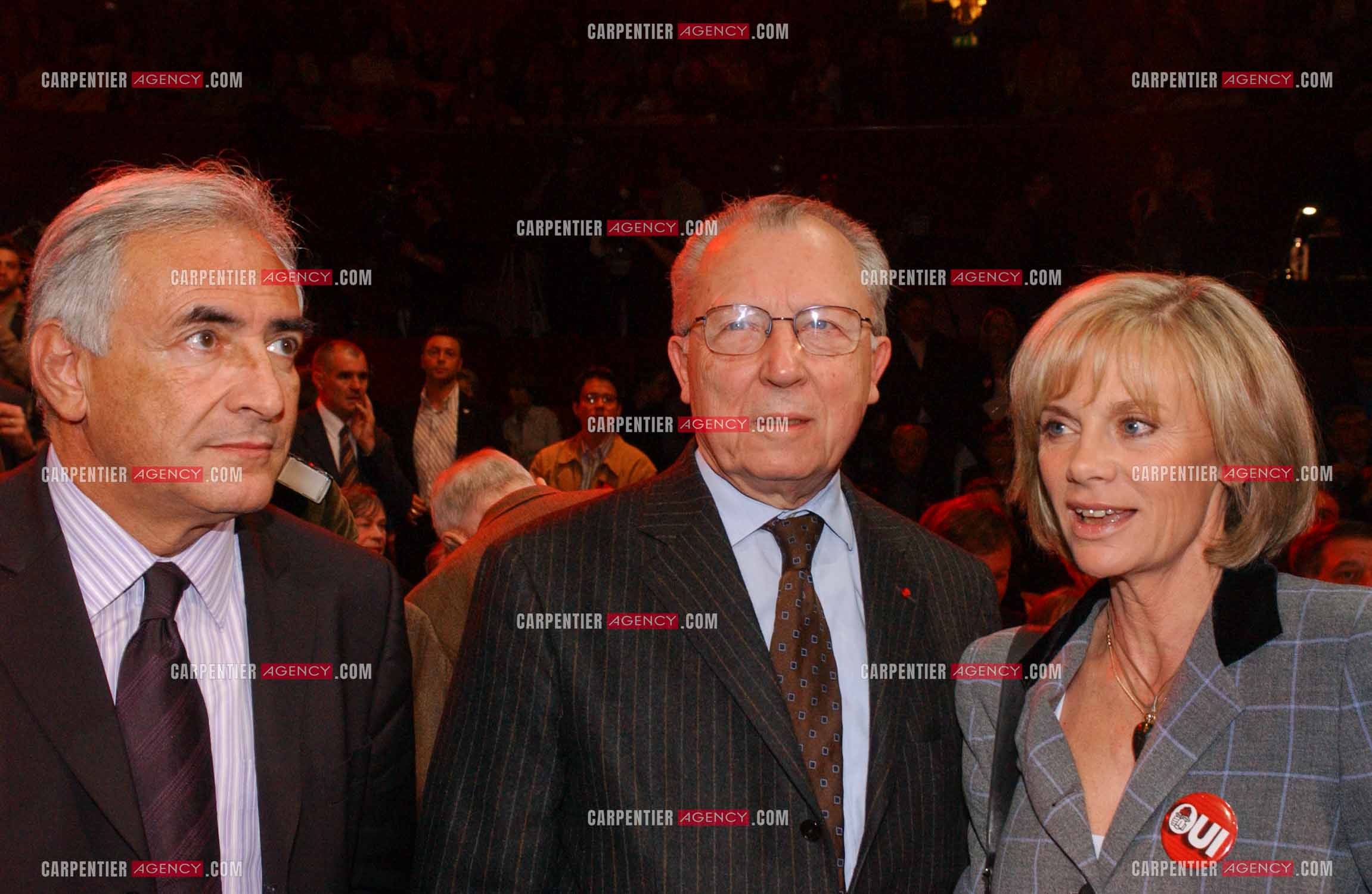 Grand meeting " OUI A L'EUROPE SOCIALE “ à Paris réunissant la Gauche le 18 Mai 2005. Dominique Strauss-Kahn, Jacques Delors et Elisabeth Guigou.