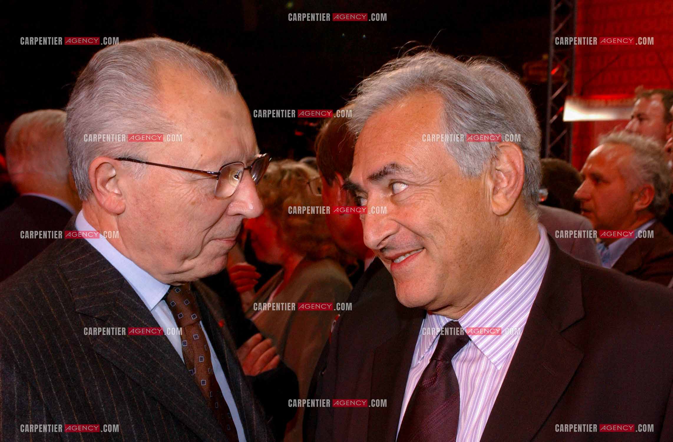 Grand meeting " OUI A L'EUROPE SOCIALE “ à Paris réunissant la Gauche le 18 Mai 2005. Jacques Delors et Dominique Strauss-Kahn.