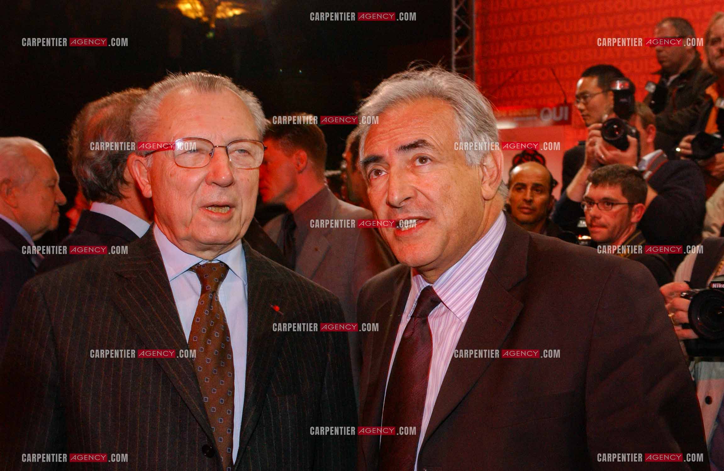 Grand meeting " OUI A L'EUROPE SOCIALE “ à Paris réunissant la Gauche le 18 Mai 2005. Jacques Delors et Dominique Strauss-Kahn.