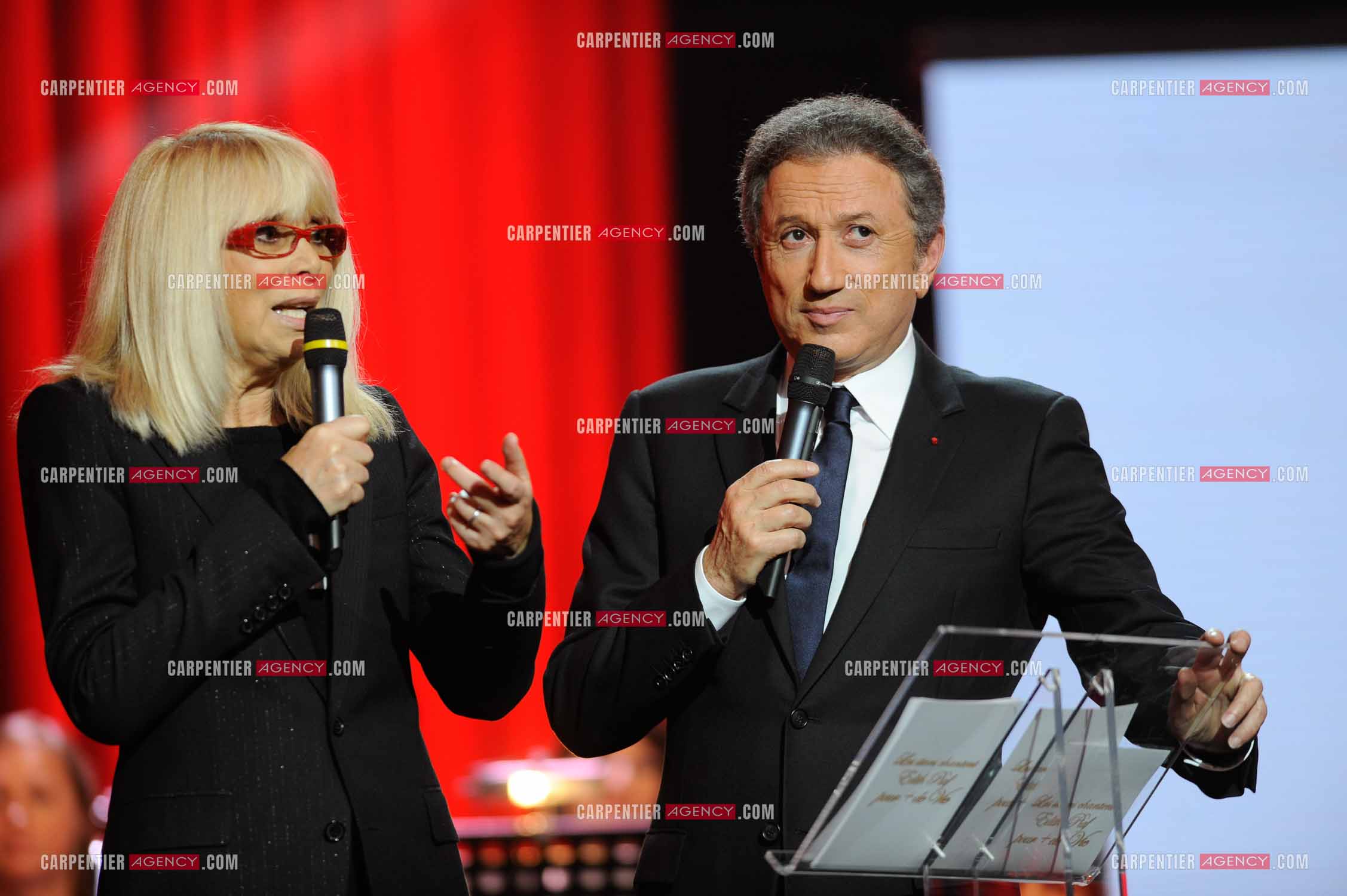 L'actrice Mireille Darc invitée de Michel Drucker pour une émission spéciale Eddit Piaf.