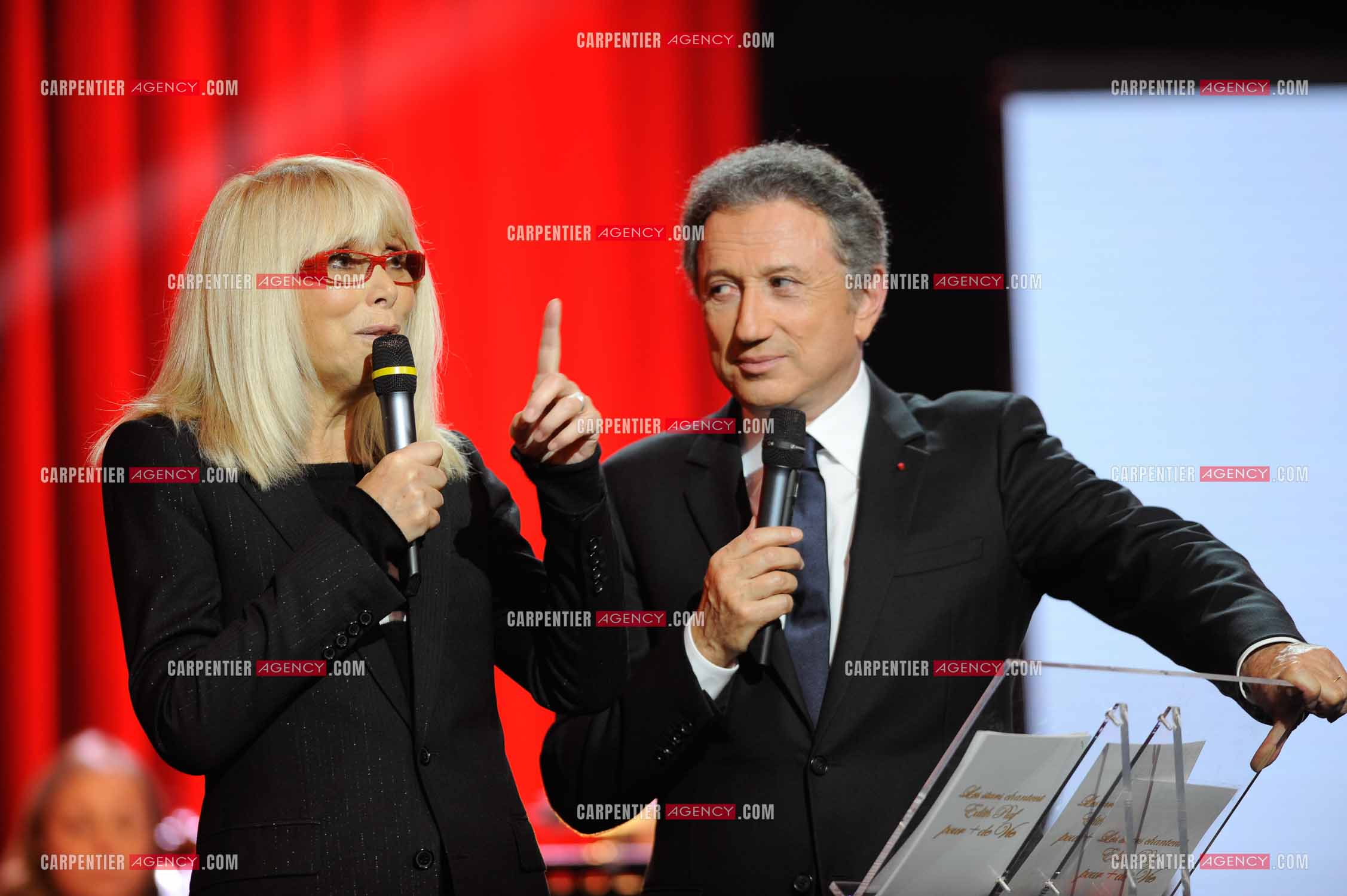L'actrice Mireille Darc invitée de Michel Drucker pour une émission spéciale Eddit Piaf.