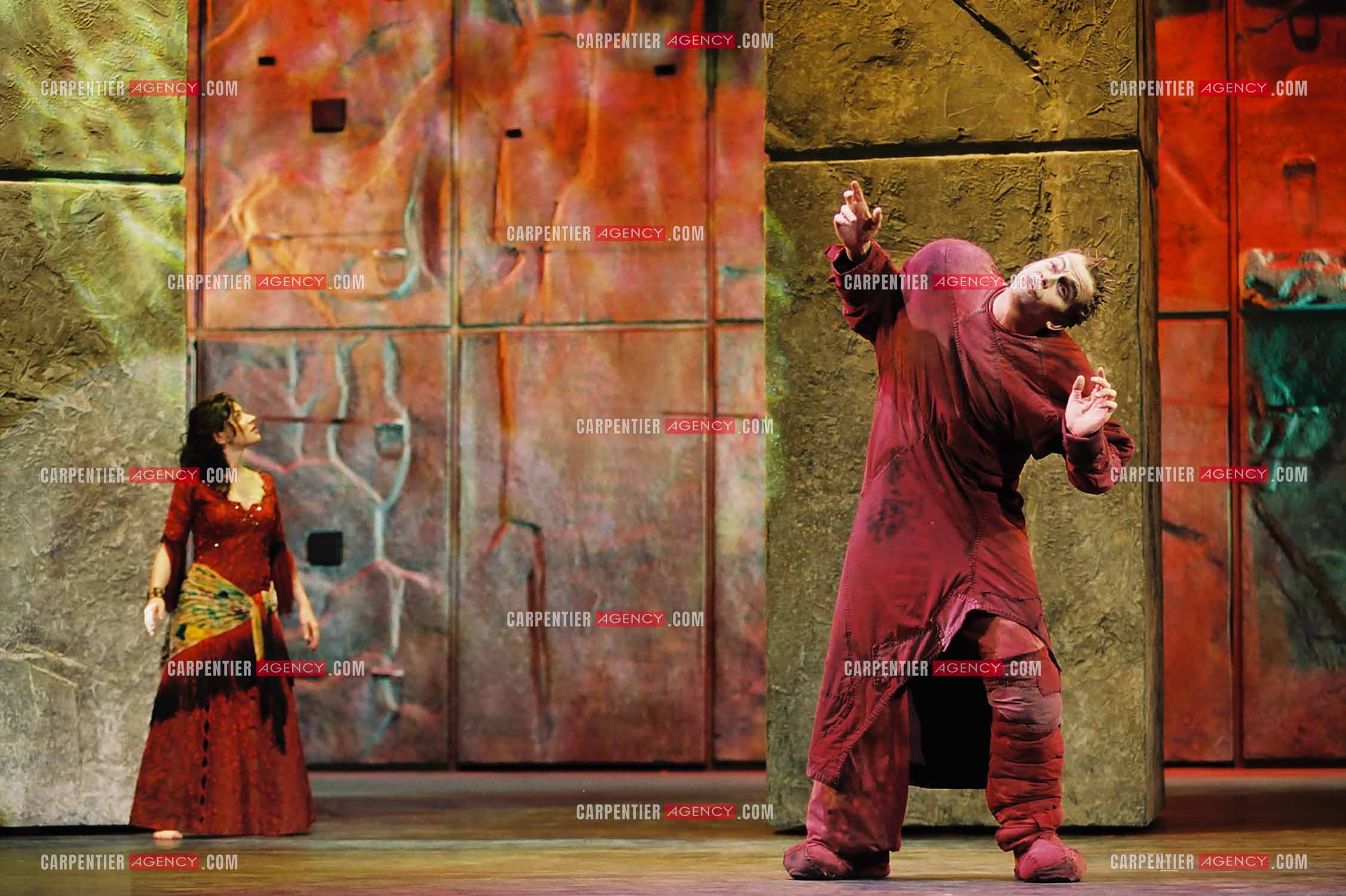 La comédie musicale Notre Dame De Paris. Version anglaise du spectacle musicale de Luc Plamondon et Richard Cocciante. Le chanteur Garou dans le rôle de Quasimodo et la chanteuse italienne Tina Aréna dans le rôle de Esméralda.   ( Exclusif )