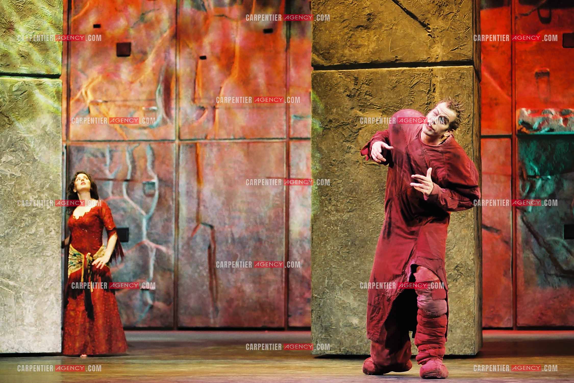 La comédie musicale Notre Dame De Paris. Version anglaise du spectacle musicale de Luc Plamondon et Richard Cocciante. Le chanteur Garou dans le rôle de Quasimodo et la chanteuse italienne Tina Aréna dans le rôle de Esméralda.   ( Exclusif )