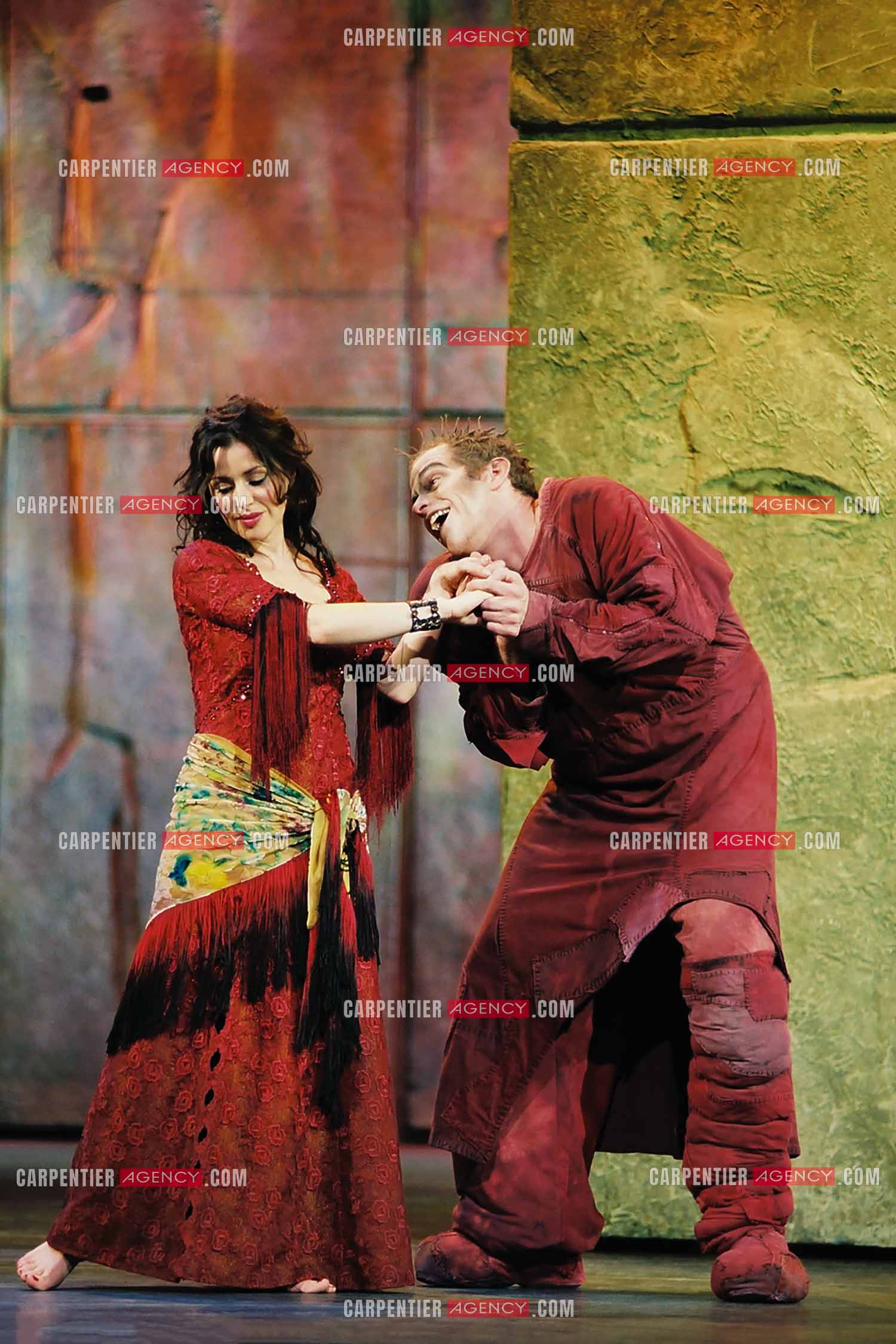 La comédie musicale Notre Dame De Paris. Version anglaise du spectacle musicale de Luc Plamondon et Richard Cocciante. Le chanteur Garou dans le rôle de Quasimodo et la chanteuse italienne Tina Aréna dans le rôle de Esméralda.   ( Exclusif )