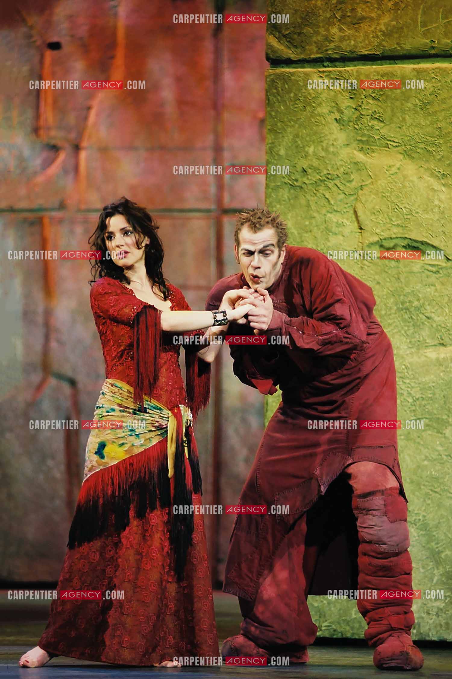 La comédie musicale Notre Dame De Paris. Version anglaise du spectacle musicale de Luc Plamondon et Richard Cocciante. Le chanteur Garou dans le rôle de Quasimodo et la chanteuse italienne Tina Aréna dans le rôle de Esméralda.   ( Exclusif )