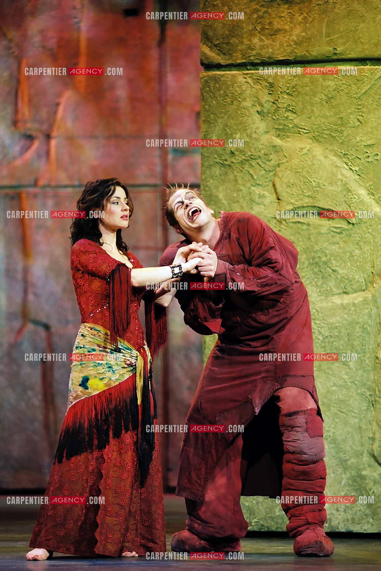 La comédie musicale Notre Dame De Paris. Version anglaise du spectacle musicale de Luc Plamondon et Richard Cocciante. Le chanteur Garou dans le rôle de Quasimodo et la chanteuse italienne Tina Aréna dans le rôle de Esméralda.   ( Exclusif )