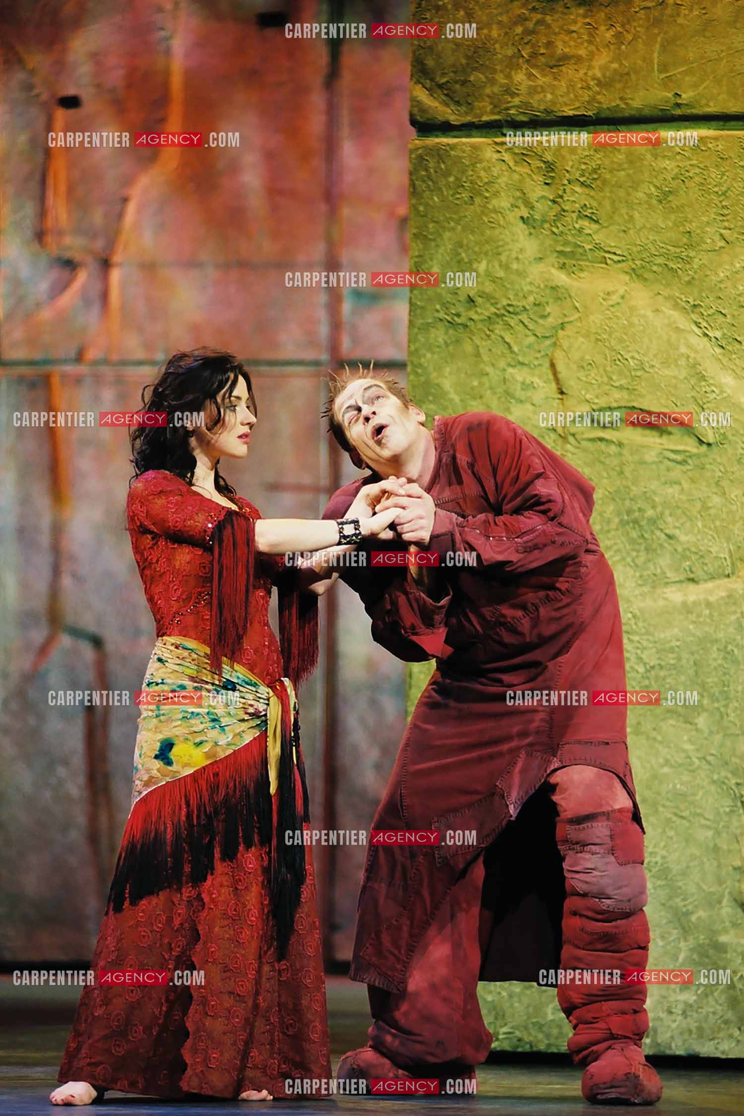 La comédie musicale Notre Dame De Paris. Version anglaise du spectacle musicale de Luc Plamondon et Richard Cocciante. Le chanteur Garou dans le rôle de Quasimodo et la chanteuse italienne Tina Aréna dans le rôle de Esméralda.   ( Exclusif )