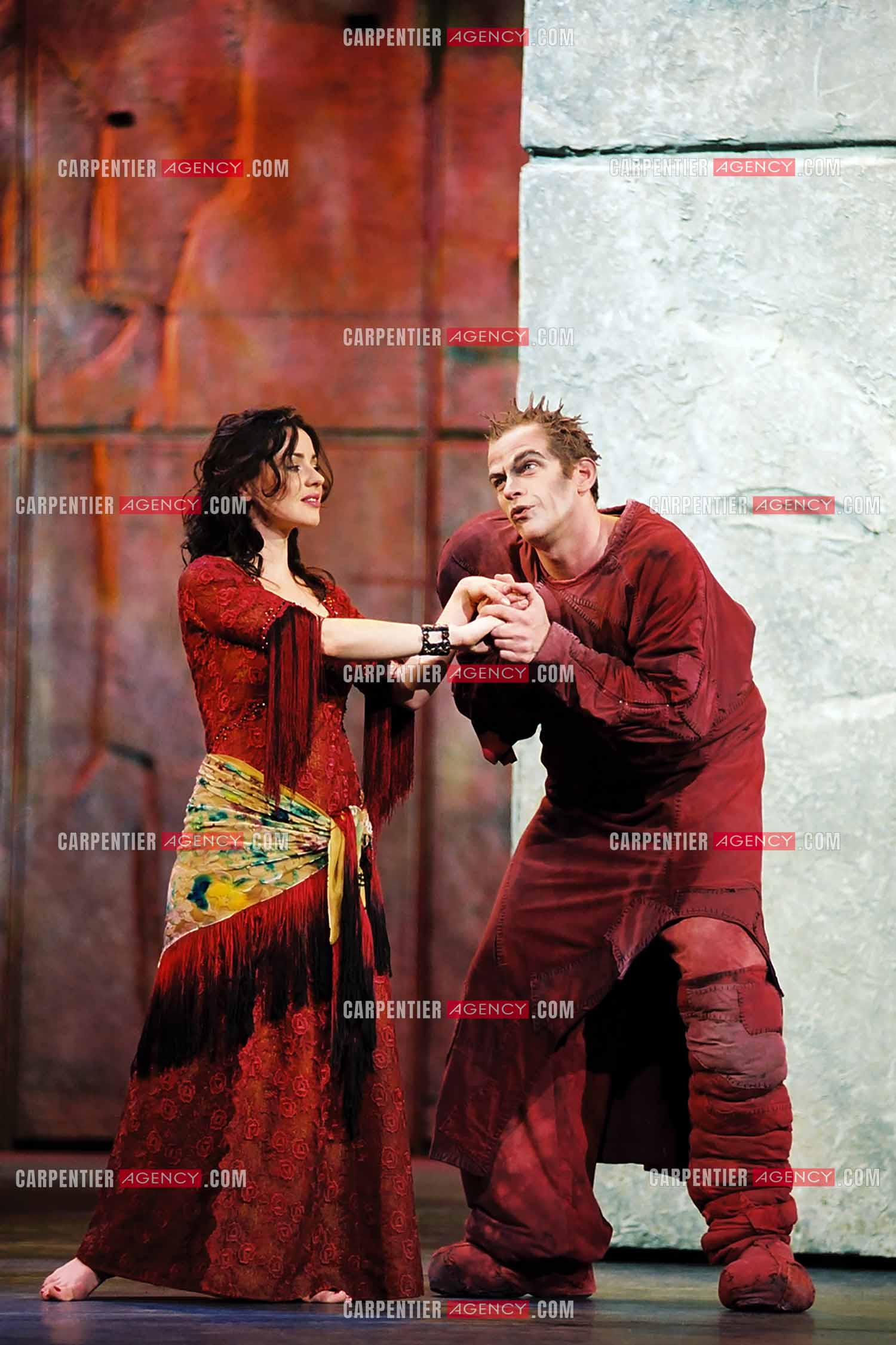 La comédie musicale Notre Dame De Paris. Version anglaise du spectacle musicale de Luc Plamondon et Richard Cocciante. Le chanteur Garou dans le rôle de Quasimodo et la chanteuse italienne Tina Aréna dans le rôle de Esméralda.   ( Exclusif )