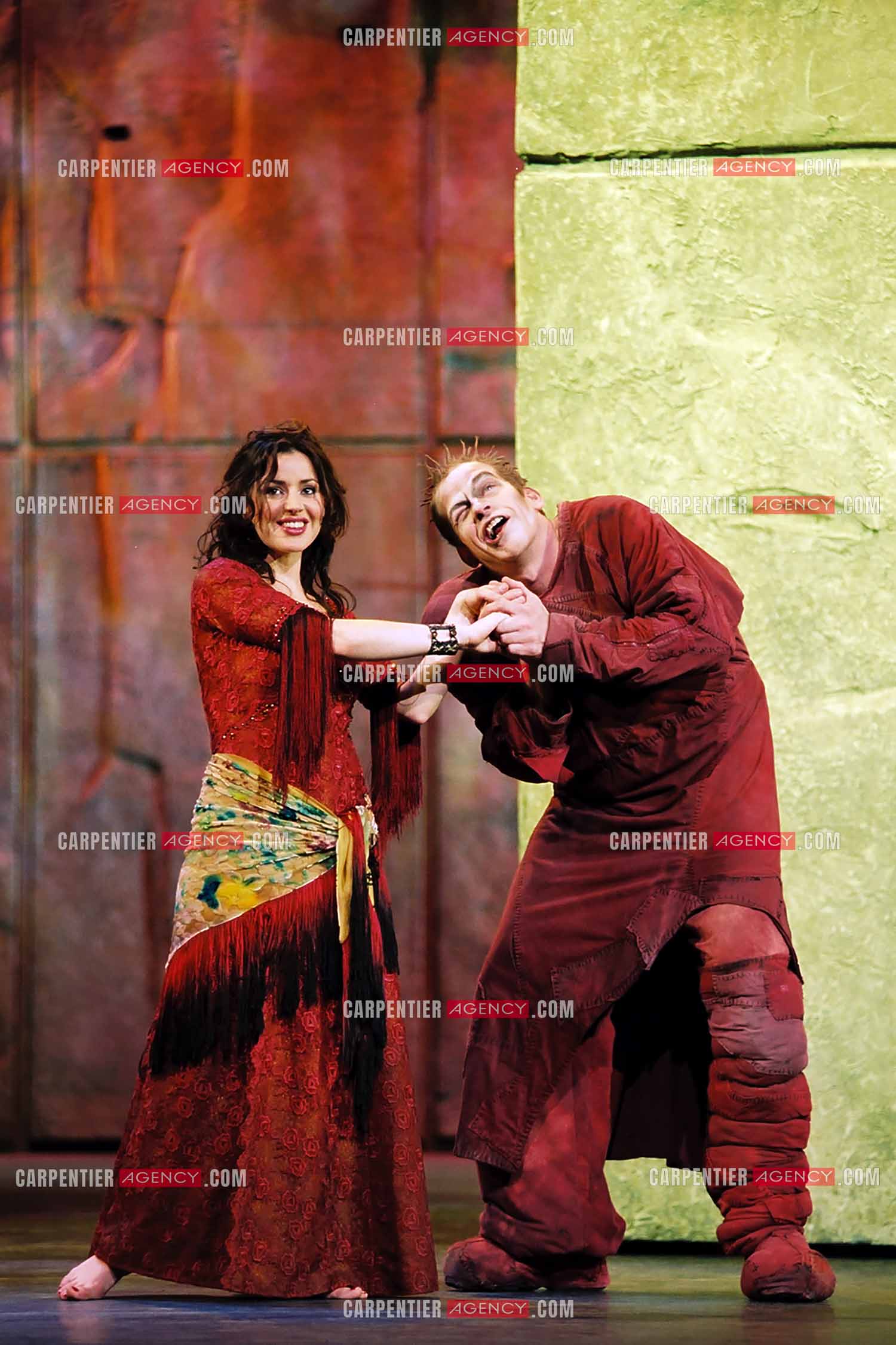 La comédie musicale Notre Dame De Paris. Version anglaise du spectacle musicale de Luc Plamondon et Richard Cocciante. Le chanteur Garou dans le rôle de Quasimodo et la chanteuse italienne Tina Aréna dans le rôle de Esméralda.   ( Exclusif )