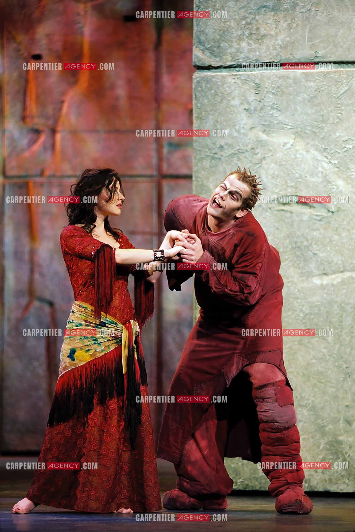 La comédie musicale Notre Dame De Paris. Version anglaise du spectacle musicale de Luc Plamondon et Richard Cocciante. Le chanteur Garou dans le rôle de Quasimodo et la chanteuse italienne Tina Aréna dans le rôle de Esméralda.   ( Exclusif )