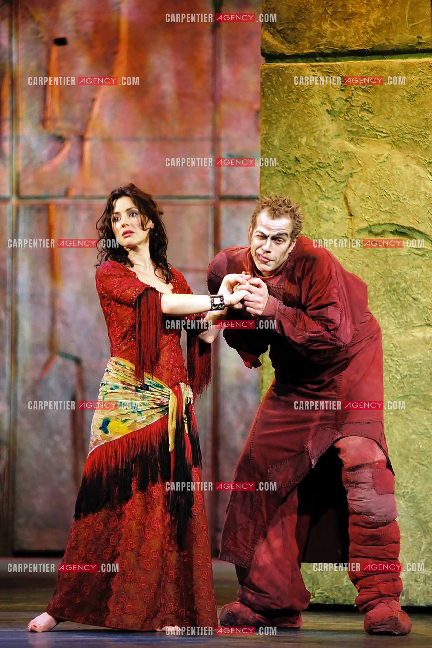 La comédie musicale Notre Dame De Paris. Version anglaise du spectacle musicale de Luc Plamondon et Richard Cocciante. Le chanteur Garou dans le rôle de Quasimodo et la chanteuse italienne Tina Aréna dans le rôle de Esméralda.   ( Exclusif )