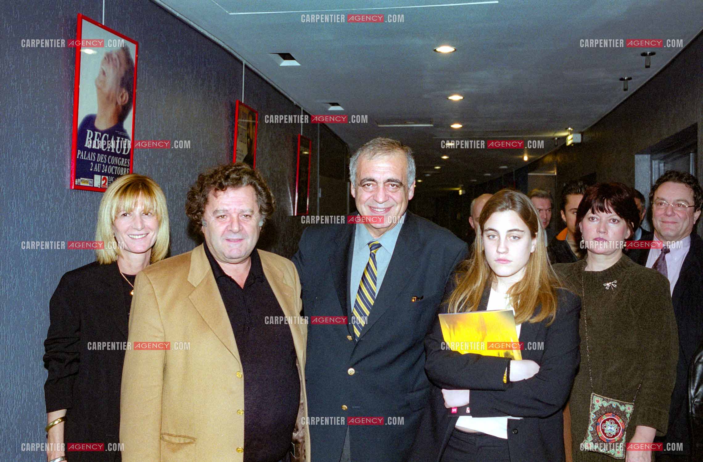 Générale de la deuxième version de la comédie musicale “ Notre Dame de Paris “ au Palais des Congrès de Paris en 2000. Le producteur Charles Talar avec sa femme aux côtés du ministre Philippe Séguin et sa fille Anne-Laure.  ( Exclusif )